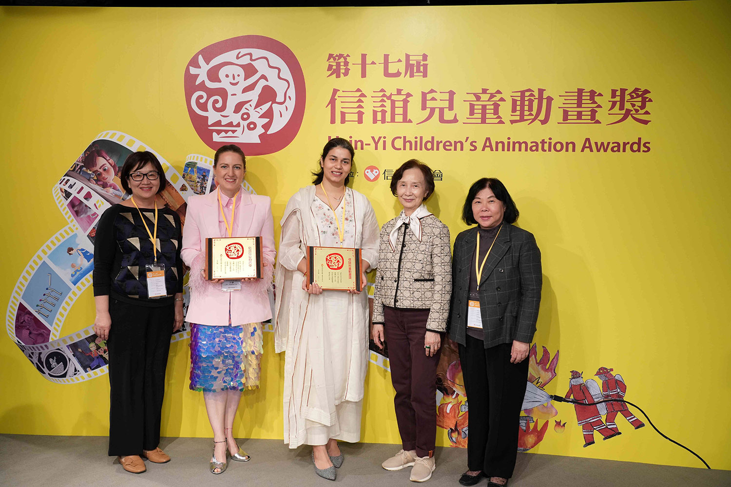 文化部影視產業局副局長呂美莉(右1)與信誼董事長張杏如(右2)、營運長廖瑞文(左1)，一同與專業組得獎國家代表印度台北協會助理會長倪諦(中)、 匈牙利貿易辦事處代表于靜(左2)合影。(信誼基金會提供)