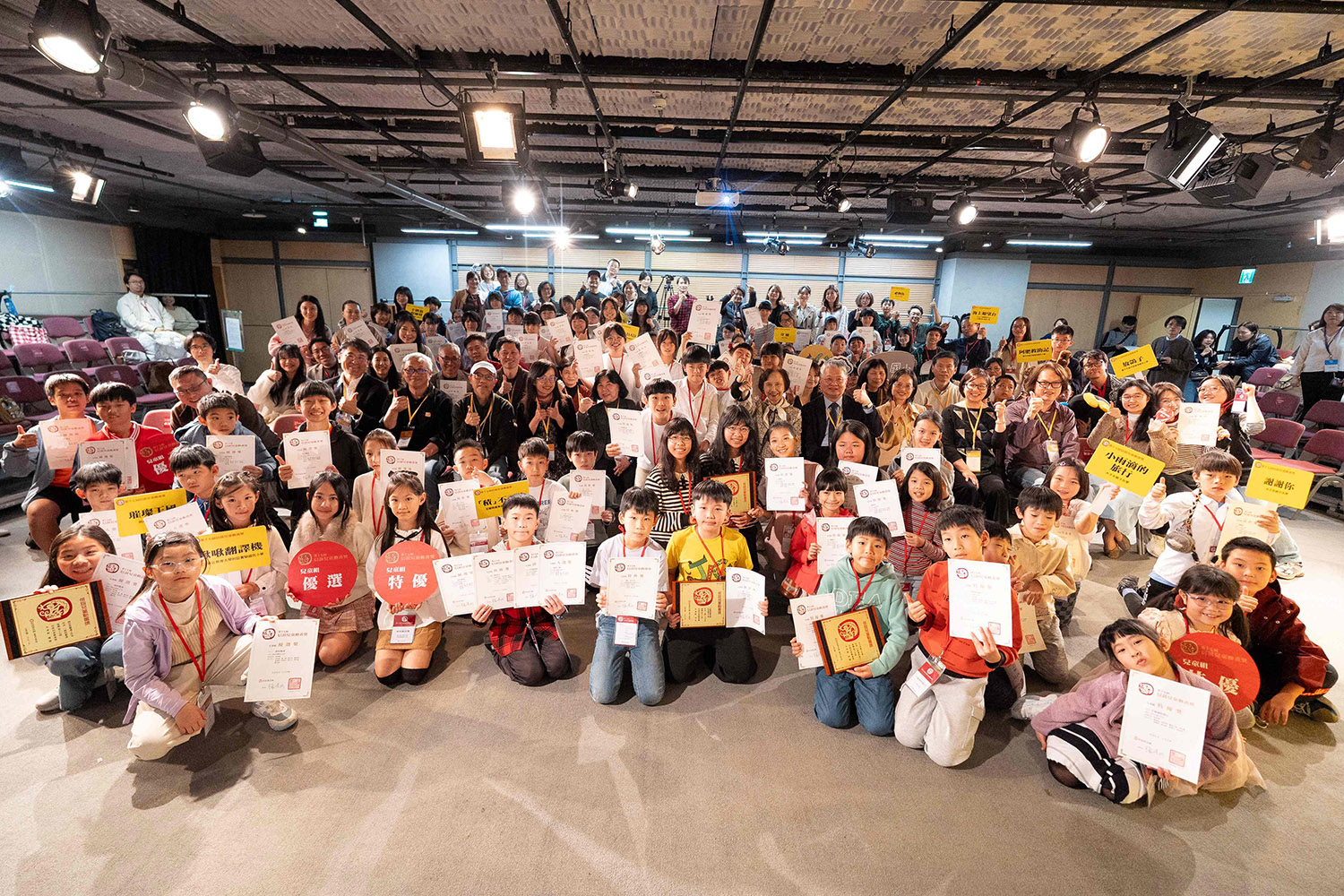 教育部次長劉國偉、信誼董事長張杏如與兒童創作組逾百名得獎團隊的大小朋友合影。(信誼基金會提供)