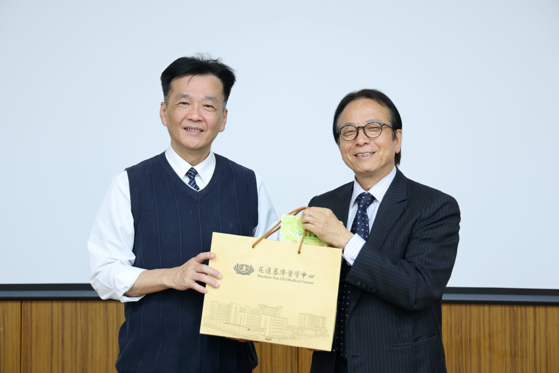 花蓮慈院陳星助副院長（左）將結緣品送給優樂地永續朱竹元董事長（右），象徵與花蓮慈濟醫院結下好緣，並攜手為未來培養永續治理專業人才共同努力。