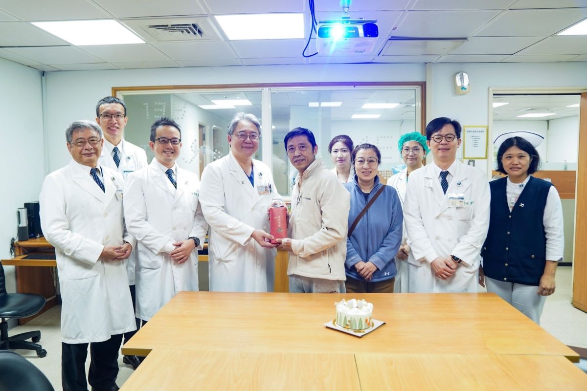 葉冠宏主任(左四)、徐展陽醫師(左三)為洪先生舉辦祝福會，祝賀他擺脫猝死危機，回到正常生活，洪先生十分感謝。