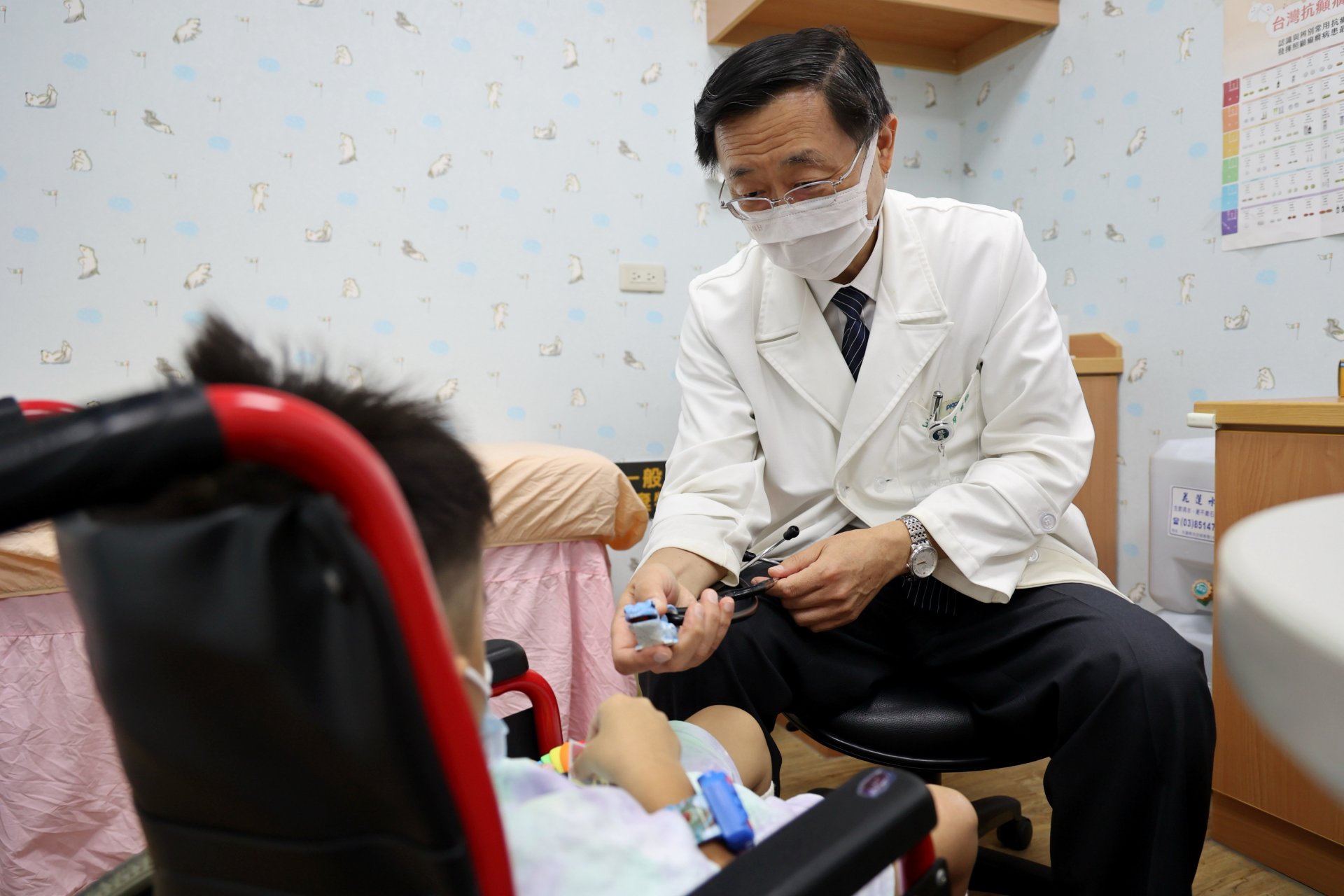 王傳育主任提醒，若孩子出現持續頭痛、步態不穩、嗜睡、反應遲緩、視力異常或行為改變等神經症狀，即使沒有發燒，也不可輕忽，應儘速就醫。