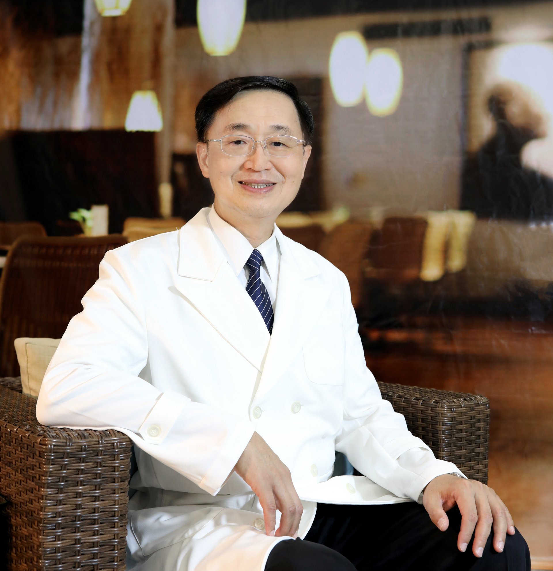 王傳育主任提醒，若孩子出現持續頭痛、步態不穩、嗜睡、反應遲緩、視力異常或行為改變等神經症狀，即使沒有發燒，也不可輕忽，應儘速就醫。