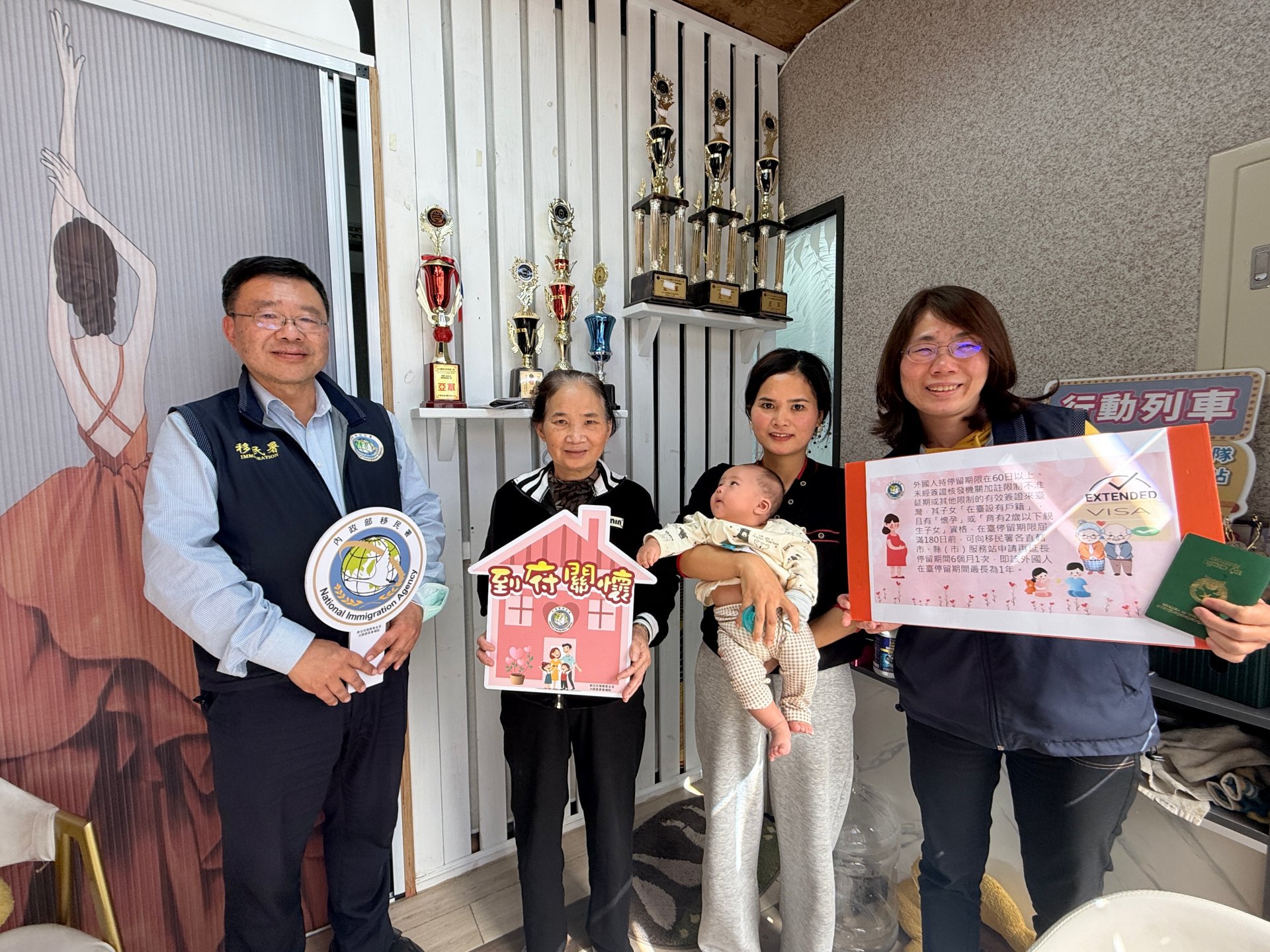 移民署花蓮縣服務站人員與新住民阮于庭家庭合影(右二為新住民阮于庭與其子，左二為新住民阮于庭之母)。