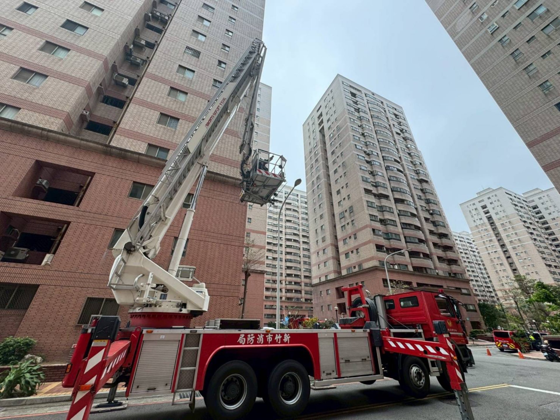 新竹市消防局辦理高樓建築物實地演訓。