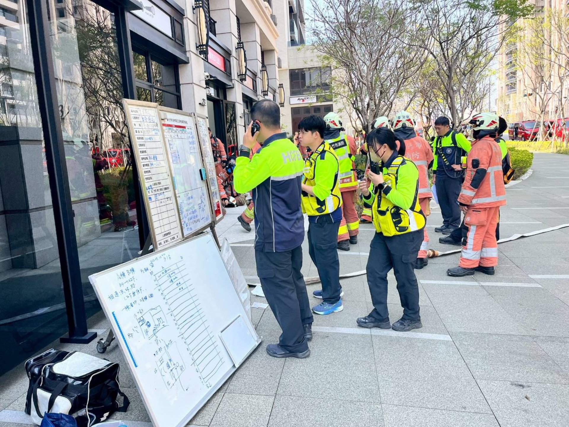 大樓外部設置管制站，管理大樓及入室消防人員相關資料。