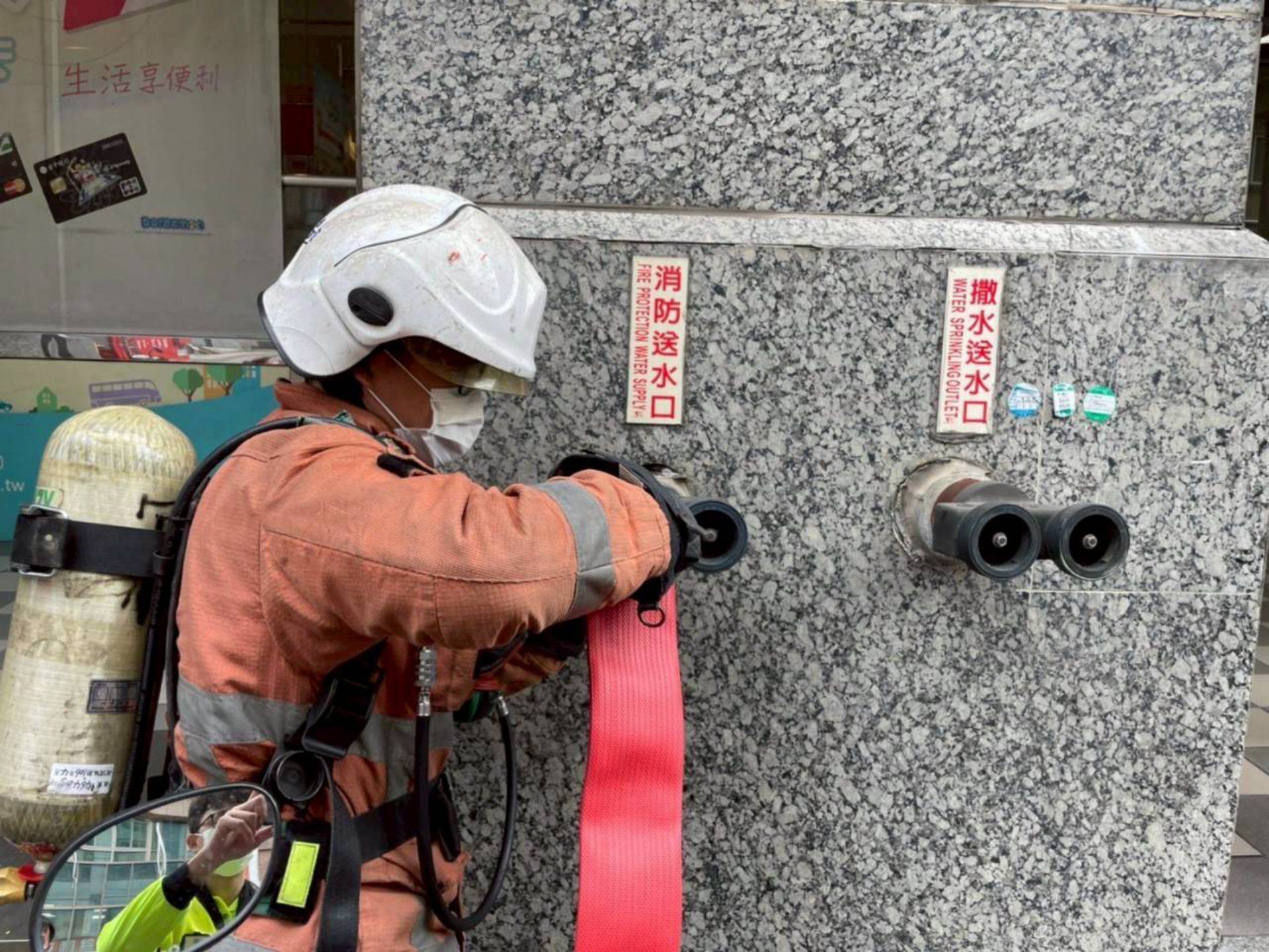 消防人員利用連結送水管執行「高效垂直供水戰術」。