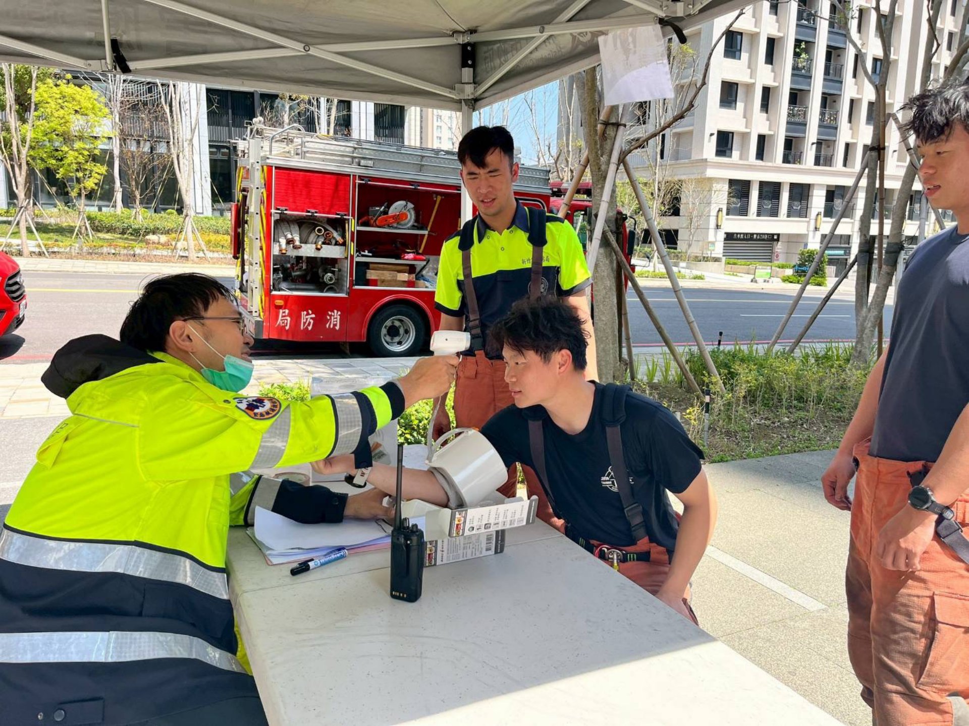 大樓外部設立REHAB(後勤照護)專區，建立長時間救災人員輪替機制。