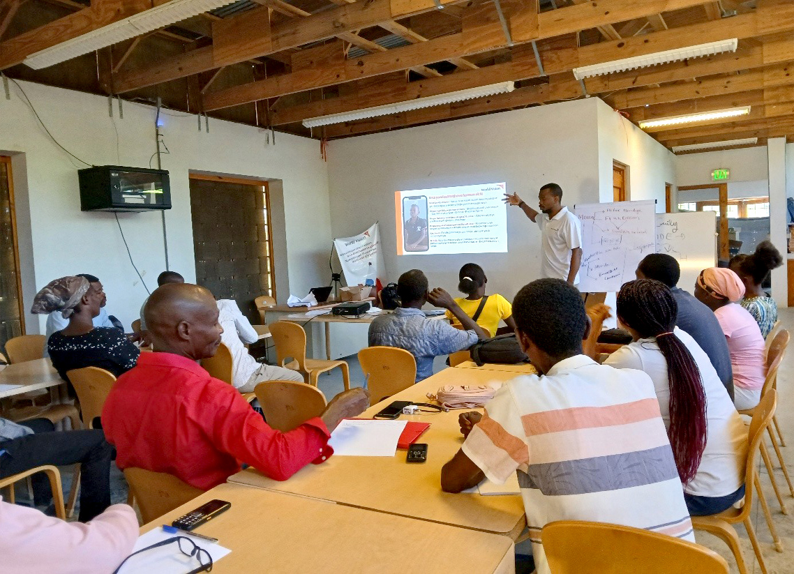 世界展望會號召60位來自地方政府代表、社區領袖等，與婦女們一同學習如何識別和通報性別暴力