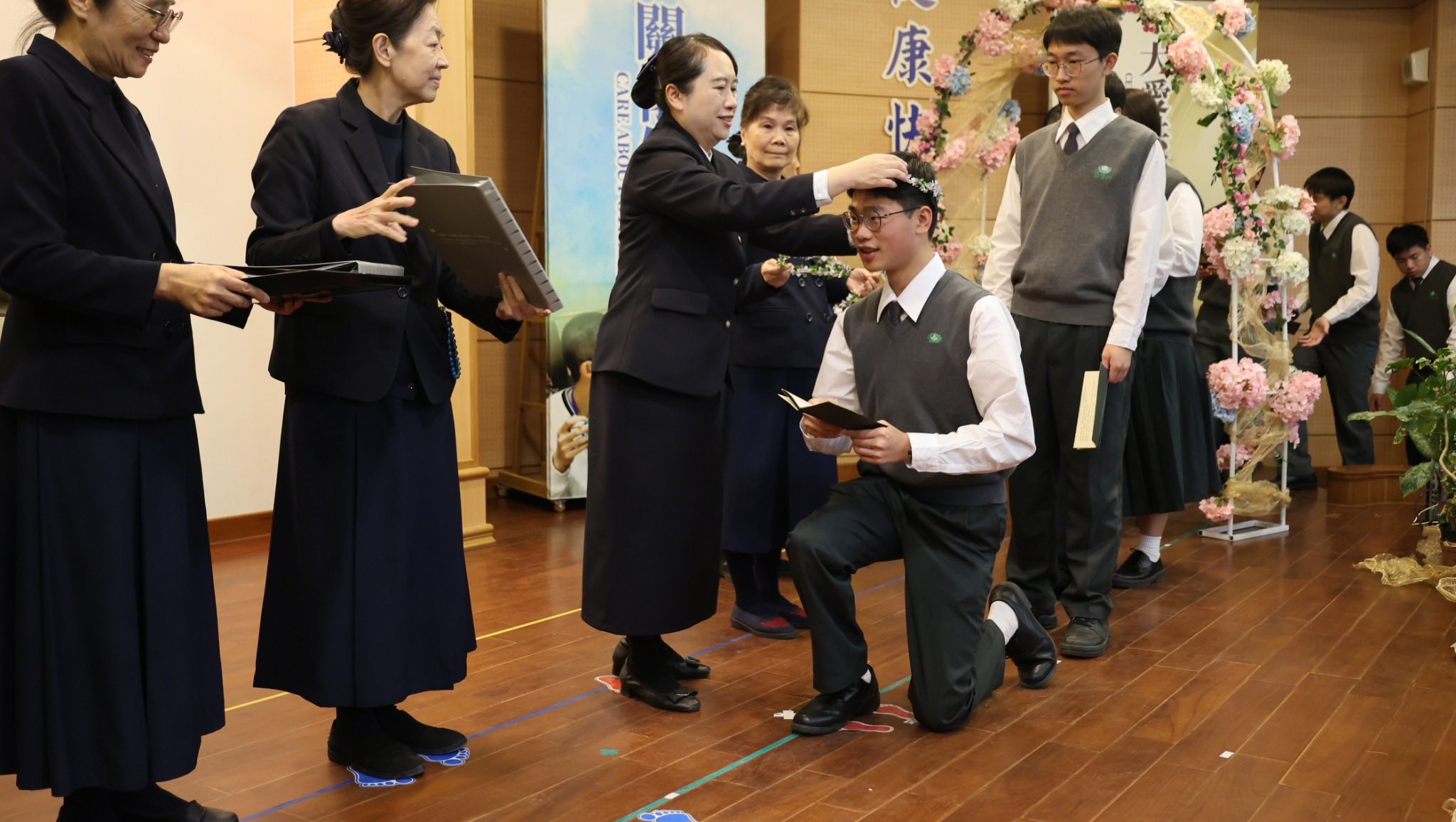 廖逸貞校長親手戴上花冠,象徵承擔責任的開始