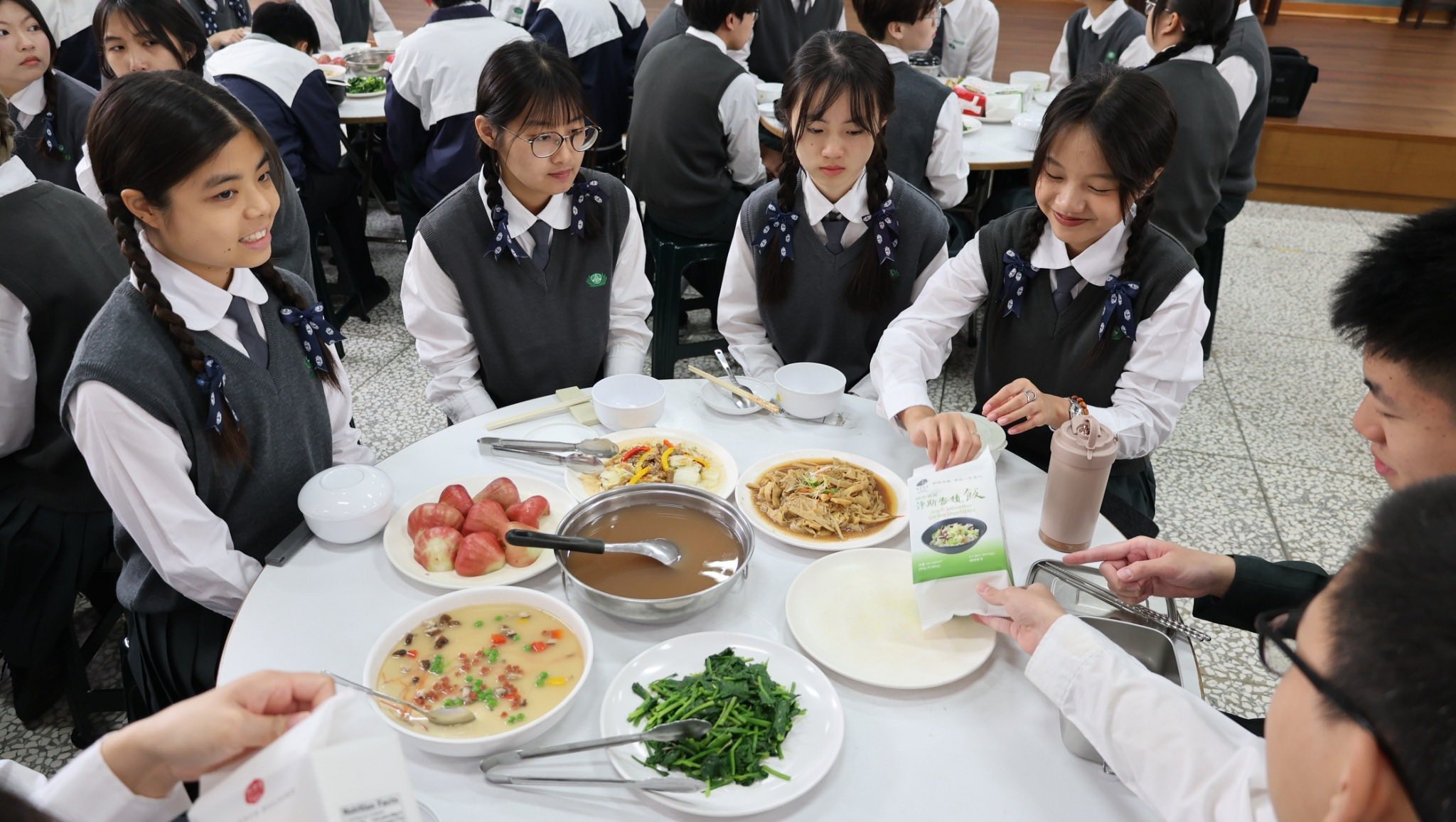 品嚐簡便且具深意的香積飯,感受災民在極端環境下的餐食況味