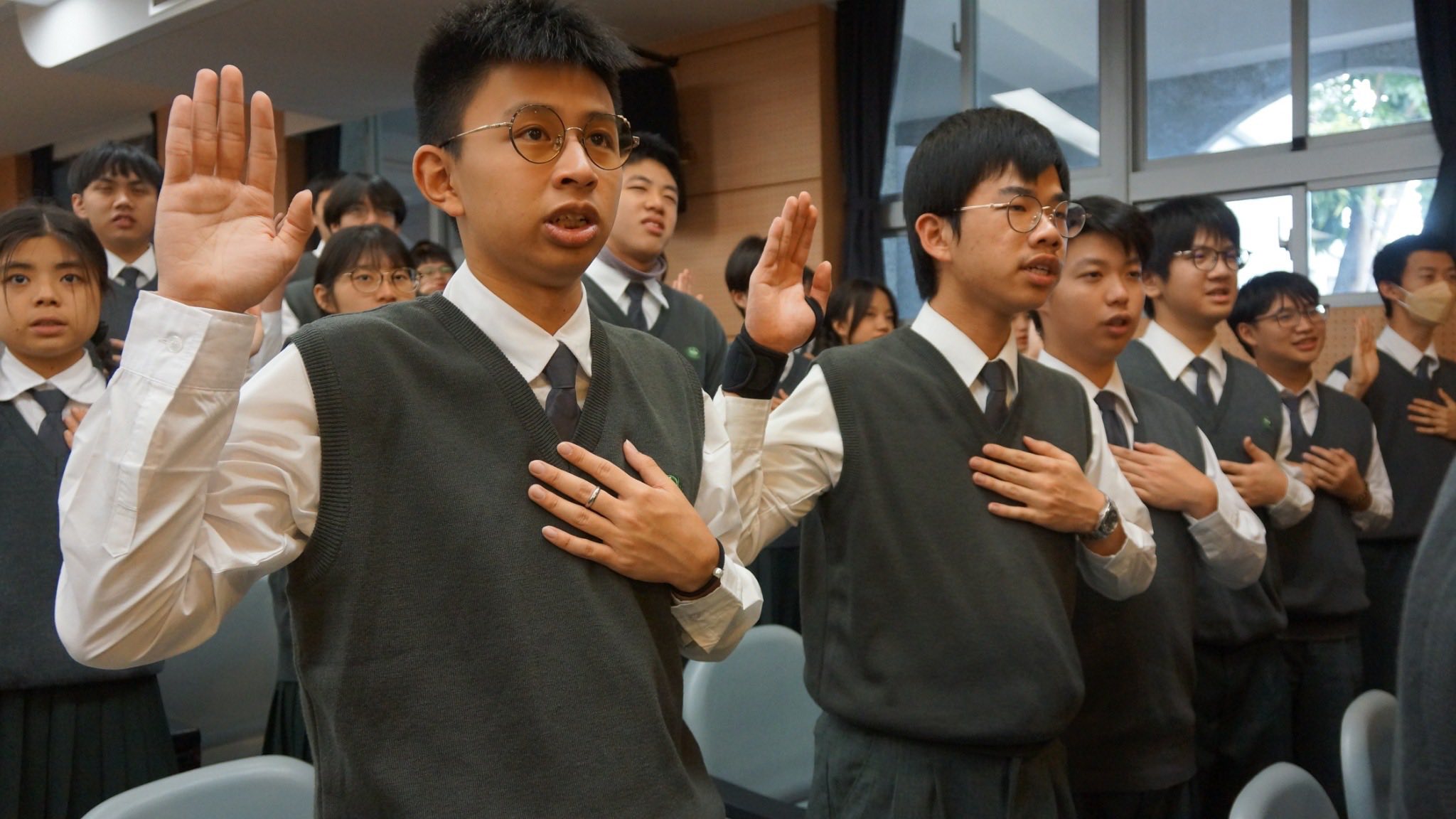 學子們集體宣誓並向師長、家長行感恩禮