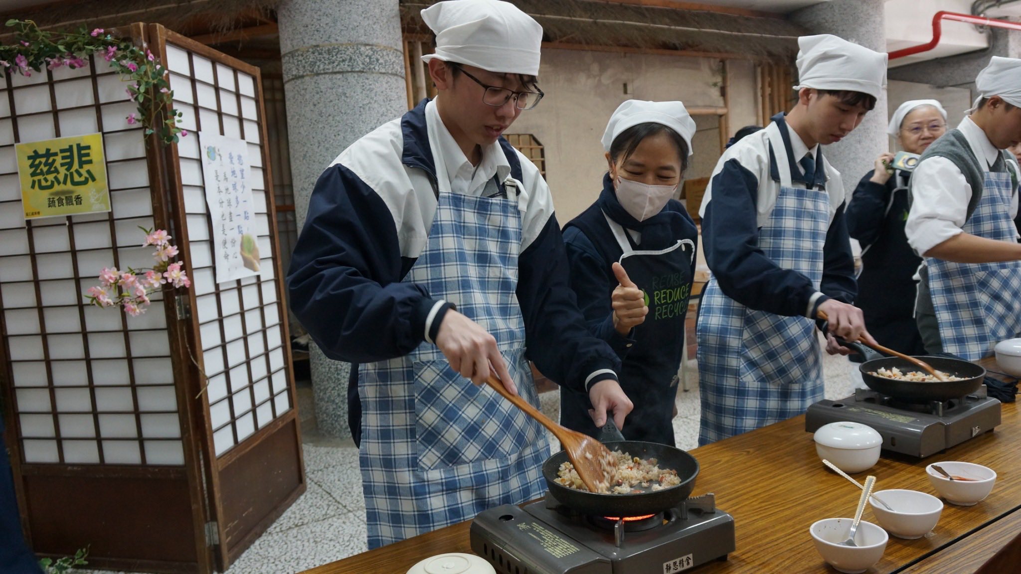 學生模擬慈濟志工扮演第一線後勤補給者,體悟利他之美與守護生命的慈悲情懷