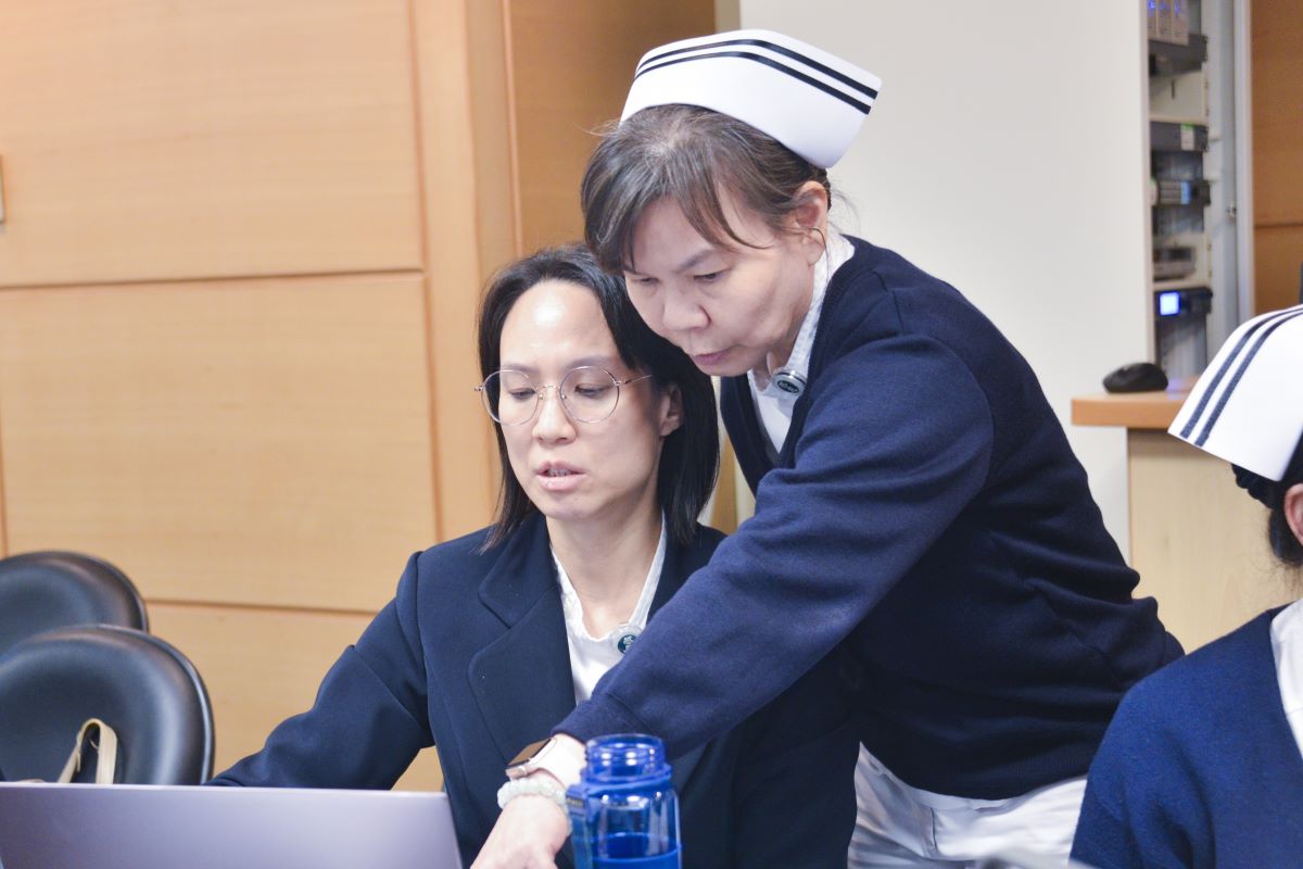 護理部蔡碧雀督導(右)指出,從Power Apps到Power BI工作坊,能逐步協助學員建構從資料蒐集到數據分析的完整應用架構。