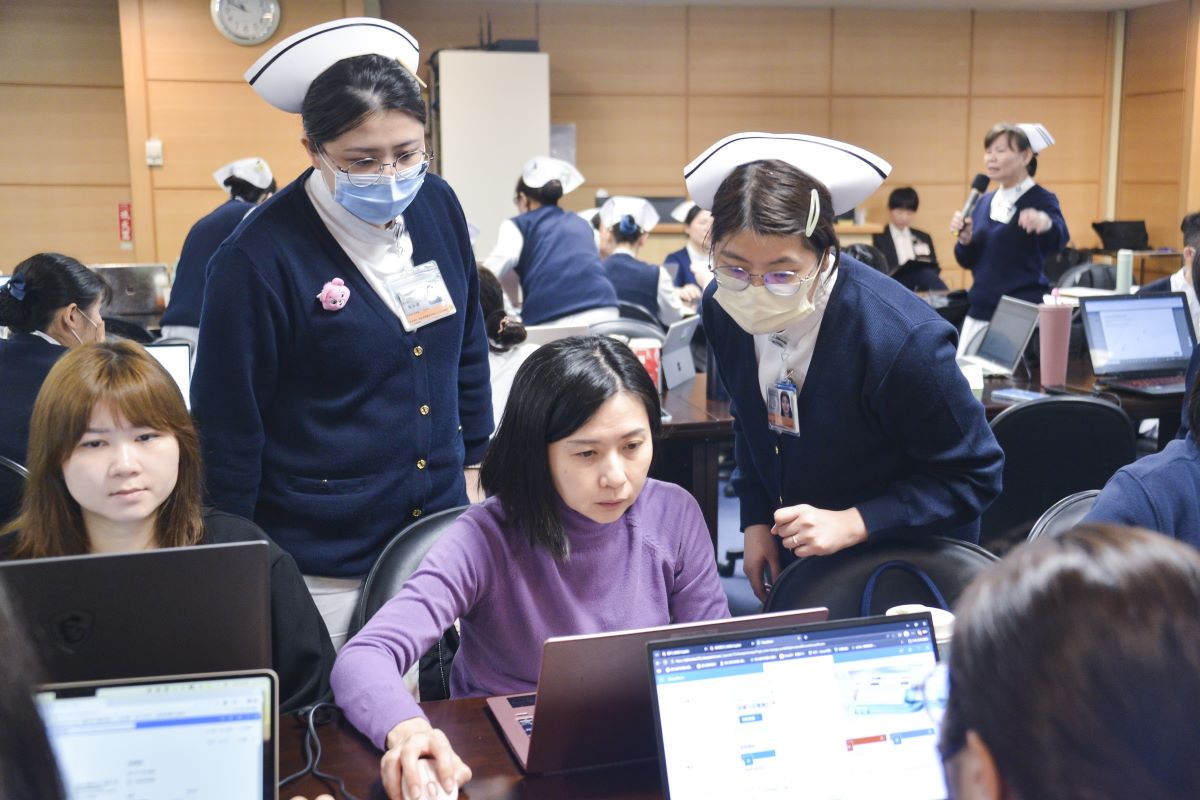 學員們於課程中踴躍交流設計想法,現場互動熱絡。