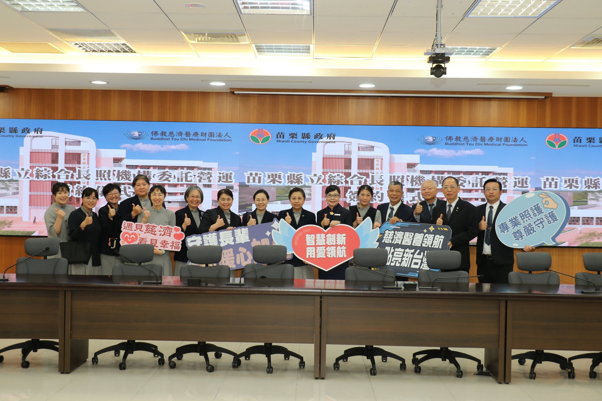 台中慈濟醫院副院長莊淑婷(右七)率領慈濟團隊出席,展現導入智慧創新科技與落實全人溫暖照護的決心。