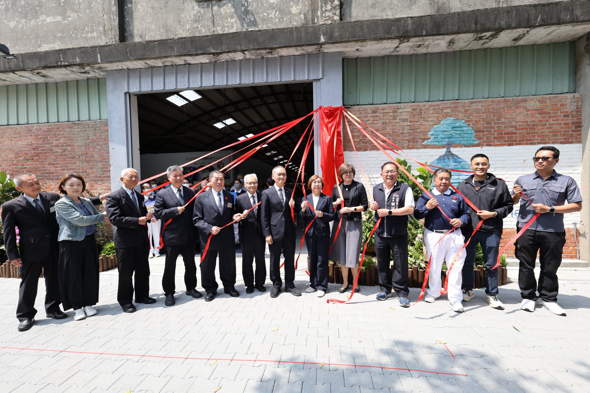 慈濟於3月25日在慈濟后里聯絡處揭牌啟用「大中區慈濟環保輔具平台」,衛生福利部社會及家庭署、慈濟、當地仕紳到場祝福。