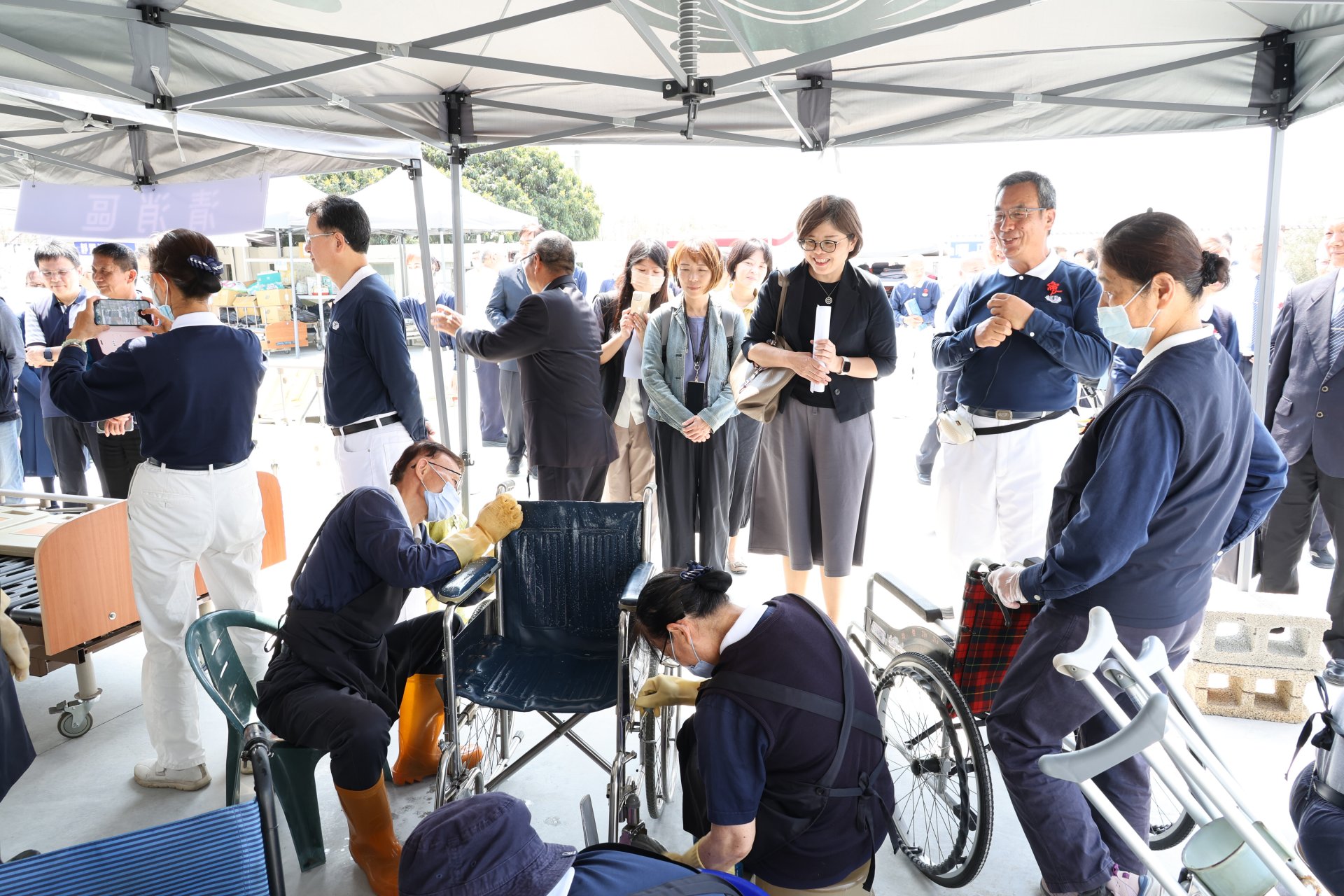 衛生福利部社家署視察慈濟輔具平台的運作步驟,尤詒君副署長親手輕撫整理好的輪椅:「好乾淨喔!」