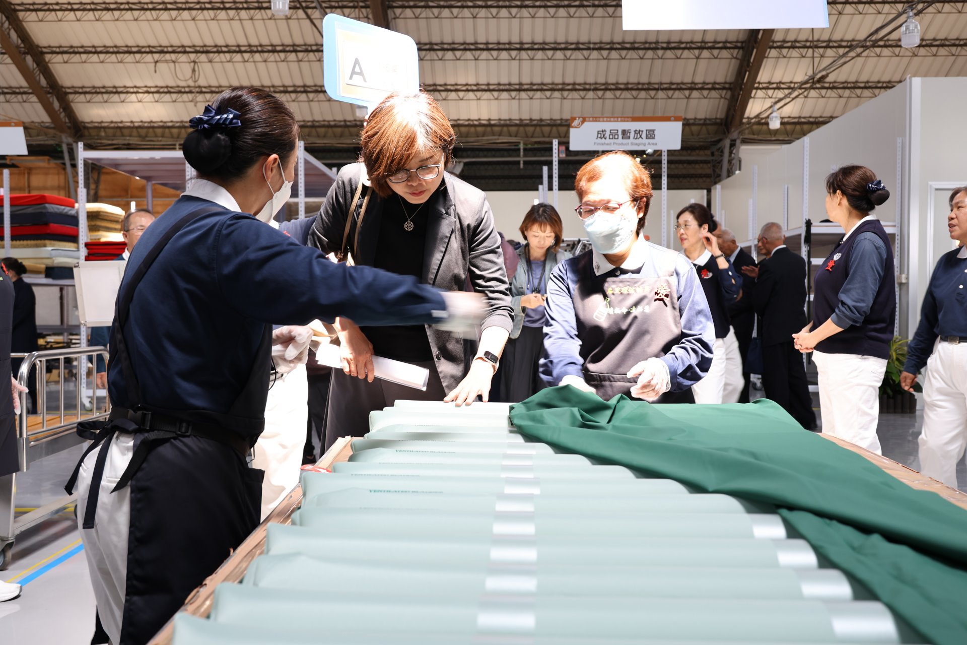 衛生福利部社家署視察慈濟輔具平台的運作步驟,尤詒君副署長親手輕撫整理好的輪椅:「好乾淨喔!」