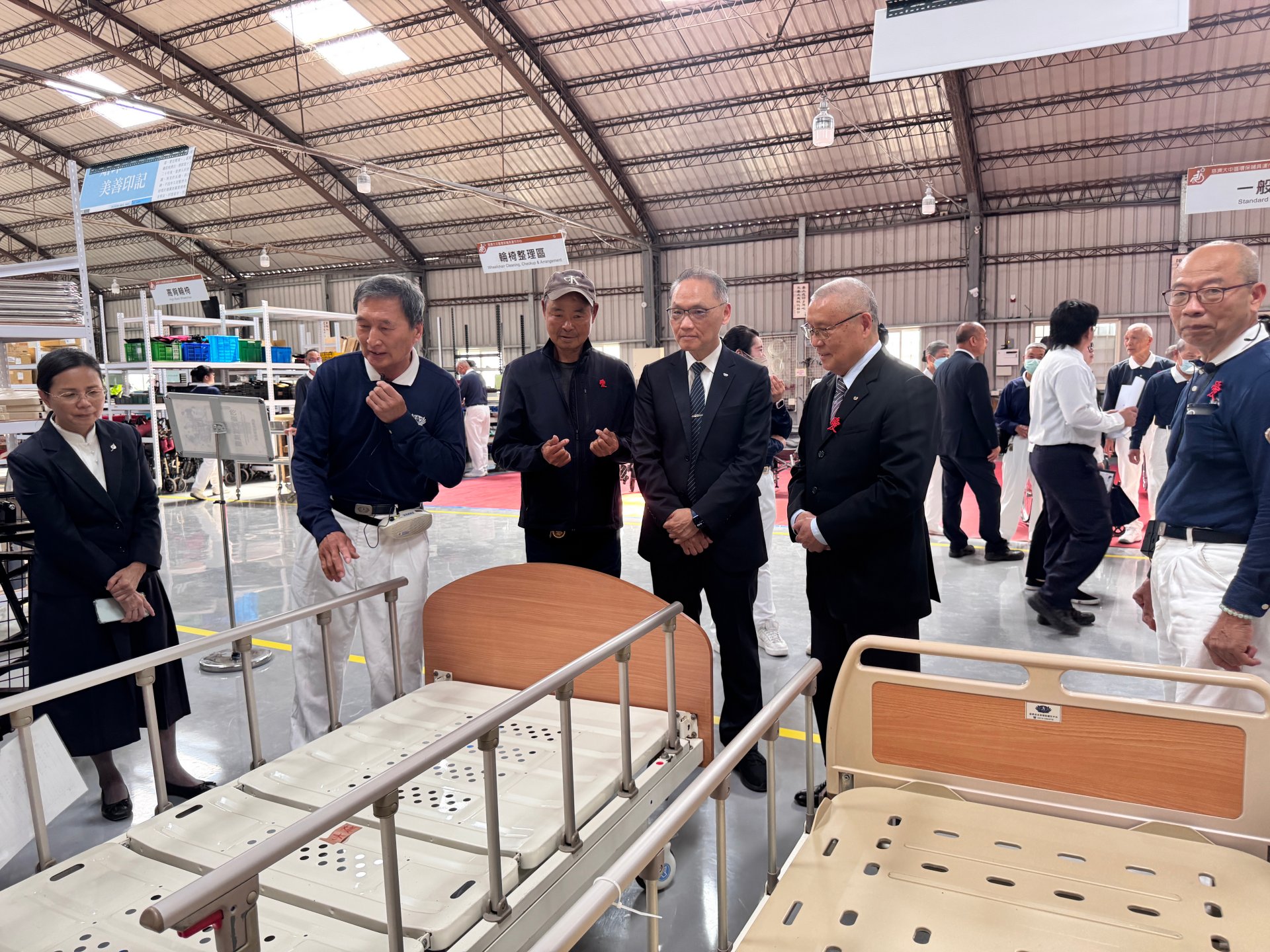 志工展示清消、維護後的病床,讓需求者用得安心。