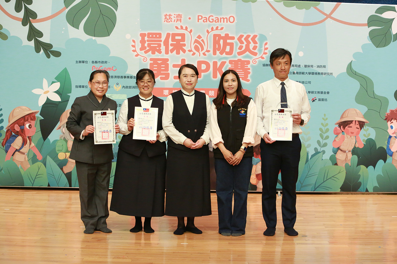 慈大附中參加「花蓮縣優良校園永續教學活動徵選」,三位教師參賽,榮獲三項特優及一項優等獎。