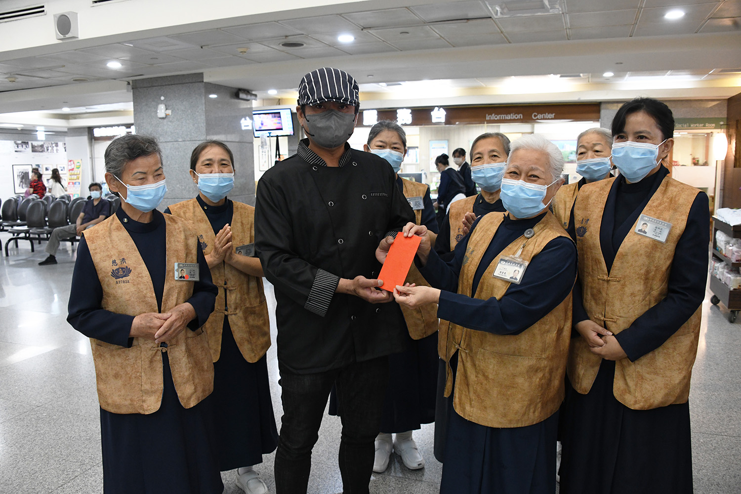 團隊主廚「阿鴻師」代表全體學員,將獎勵金三千元正式捐贈予慈濟醫療基金會。