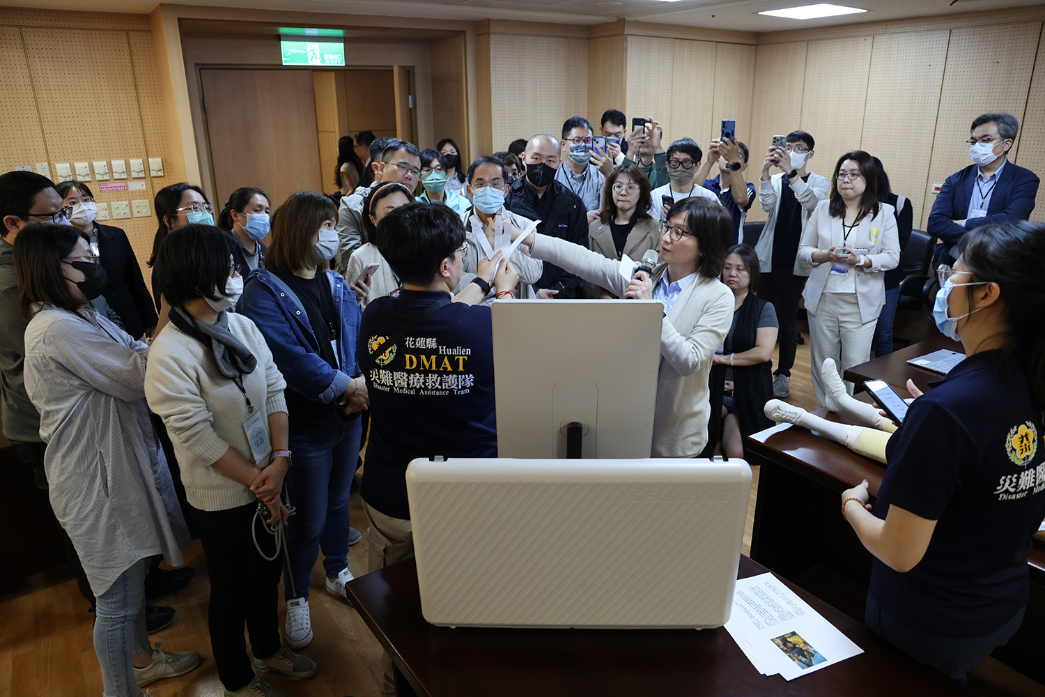 賴佩芳醫師與團隊介紹「iDMAT資訊系統」，不少學員紛紛拿起手機紀錄。