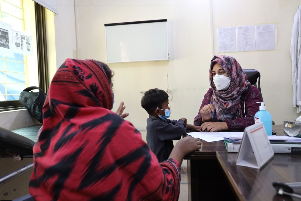 無國界醫生醫師Hafsa Fatima在兒科門診進行診療時,與四歲男童Anosh的母親交談。該門診邀請所有登記患者家庭的14歲以下孩童進行結核病篩檢。照片攝於2026年2月24日。