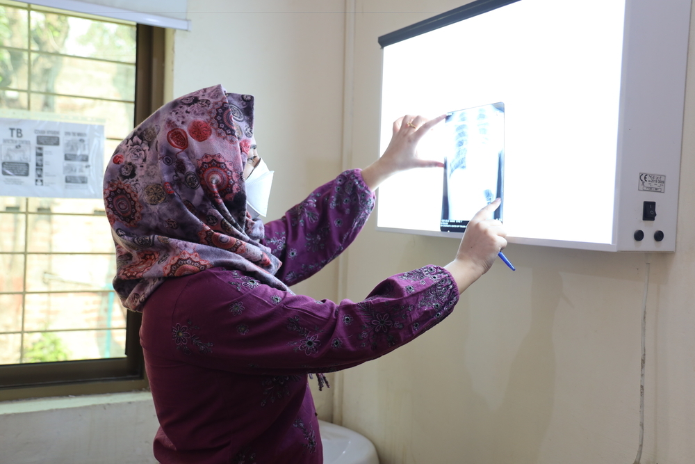 在巴基斯坦無國界醫生支援的「抗藥性結核病計畫式管理」據點,Hafsa Fatima醫師正在檢視病童的X光片。照片攝於2026年2月24日。