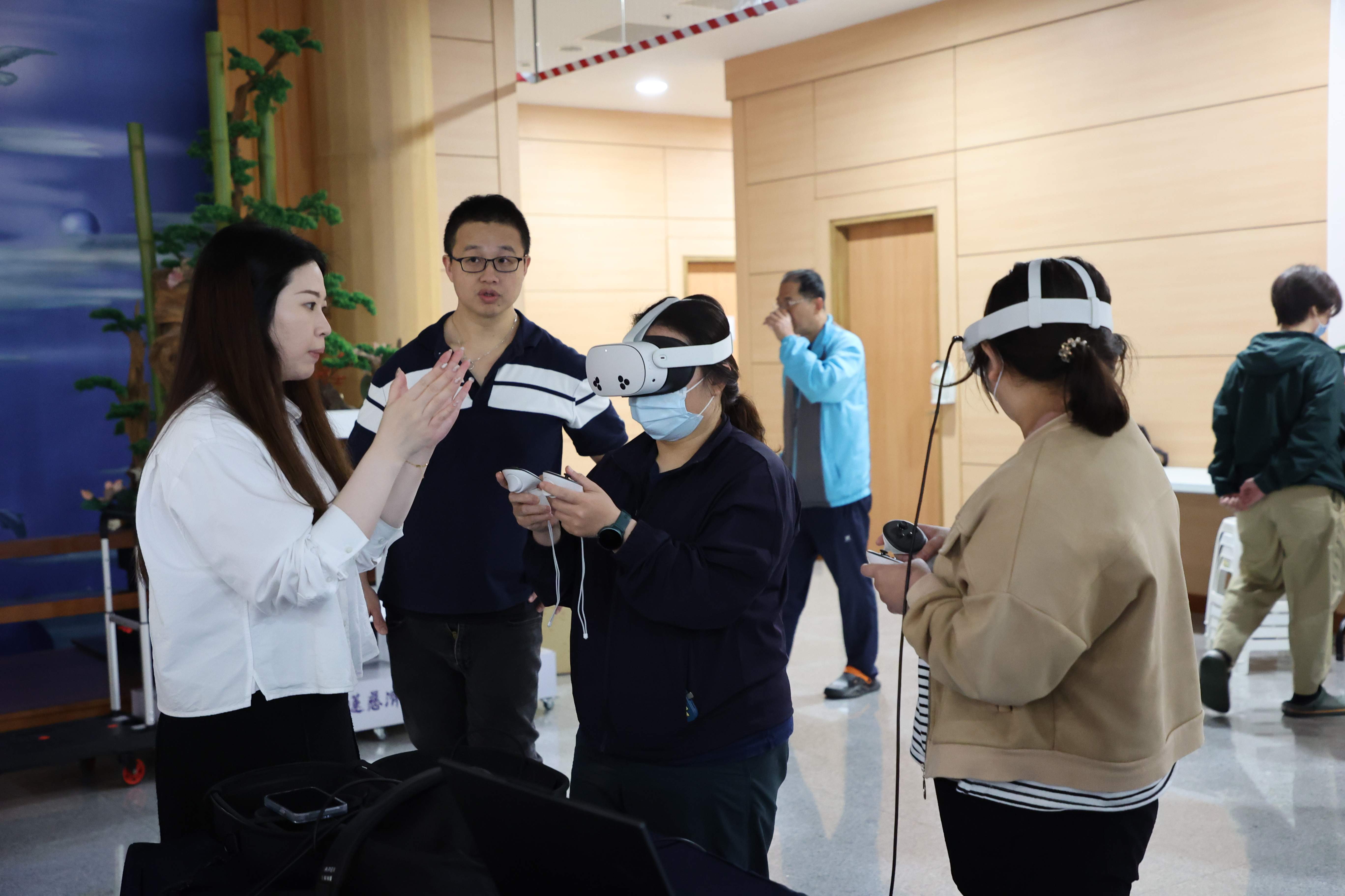 葉克膜虛擬實境（VR）訓練系統吸引學員體驗。左二為心臟血管外科主任詹津祐醫師。