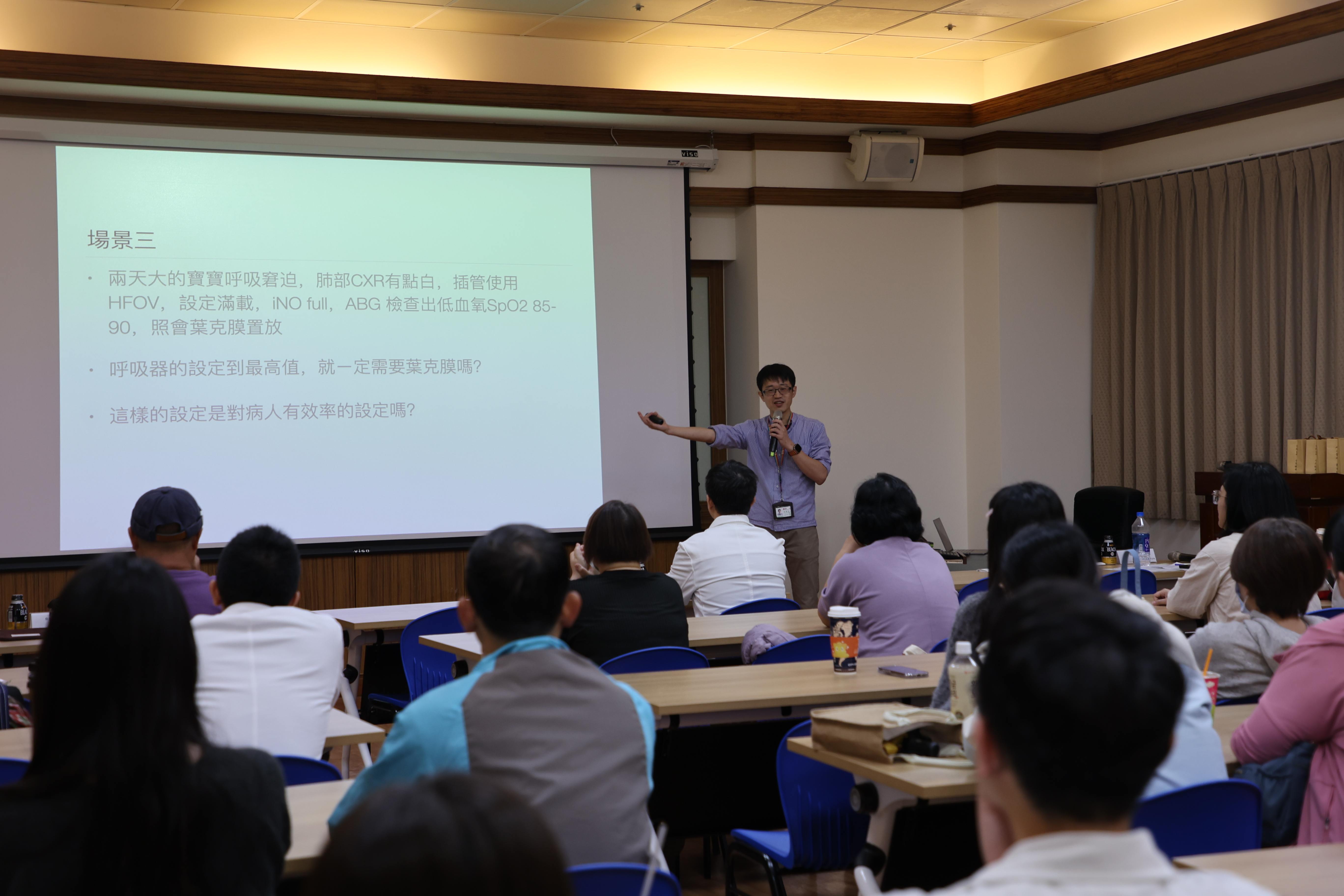 徐綱宏醫師在嬰幼兒葉克膜體外循環醫療的臨床經驗非常豐富，除了說明體外維生系統應用於兒童急重症的適應症、併發症之外，也以多個臨床病例分享臨床實務及決策過程。