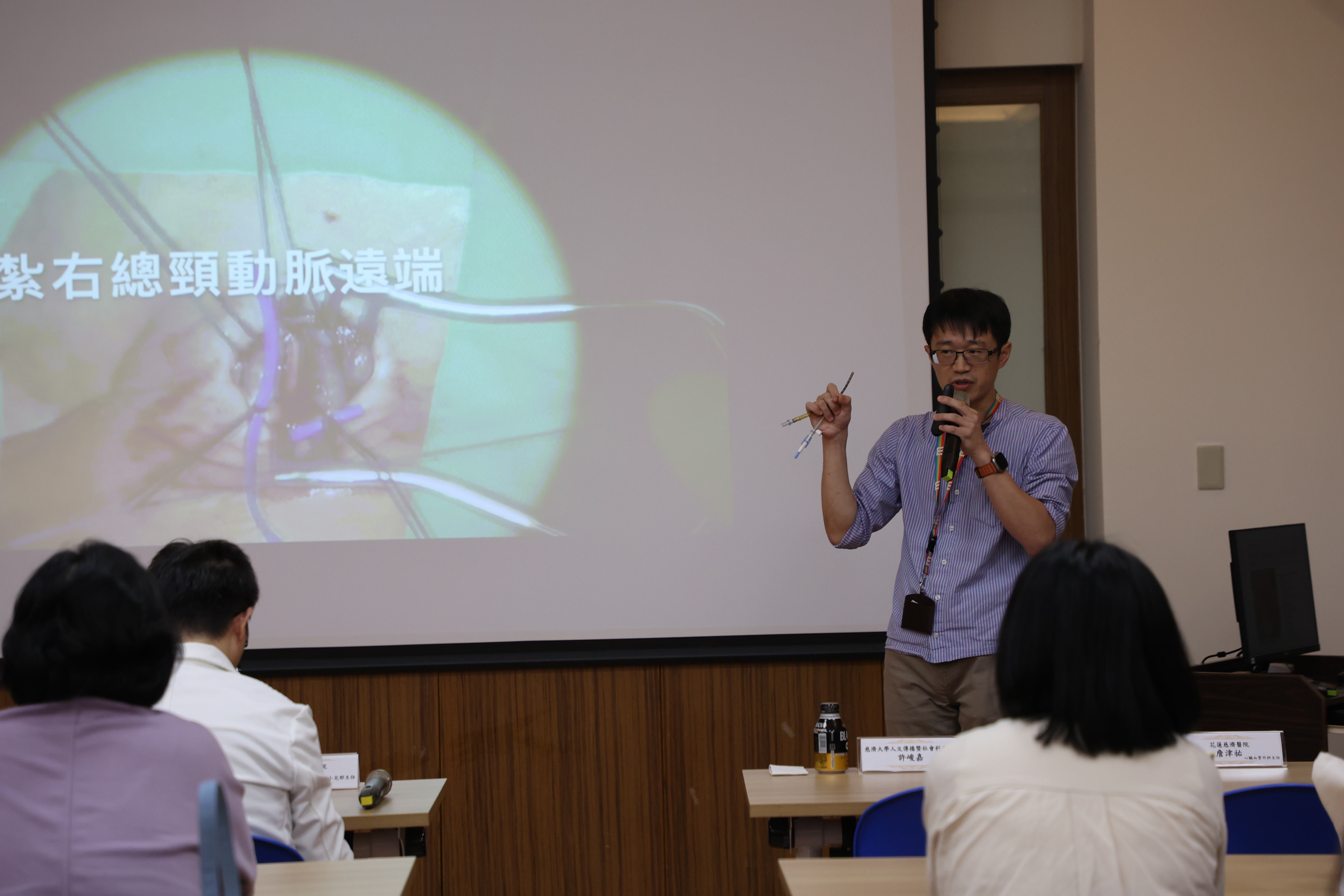 徐綱宏醫師在嬰幼兒葉克膜體外循環醫療的臨床經驗非常豐富，除了說明體外維生系統應用於兒童急重症的適應症、併發症之外，也以多個臨床病例分享臨床實務及決策過程。