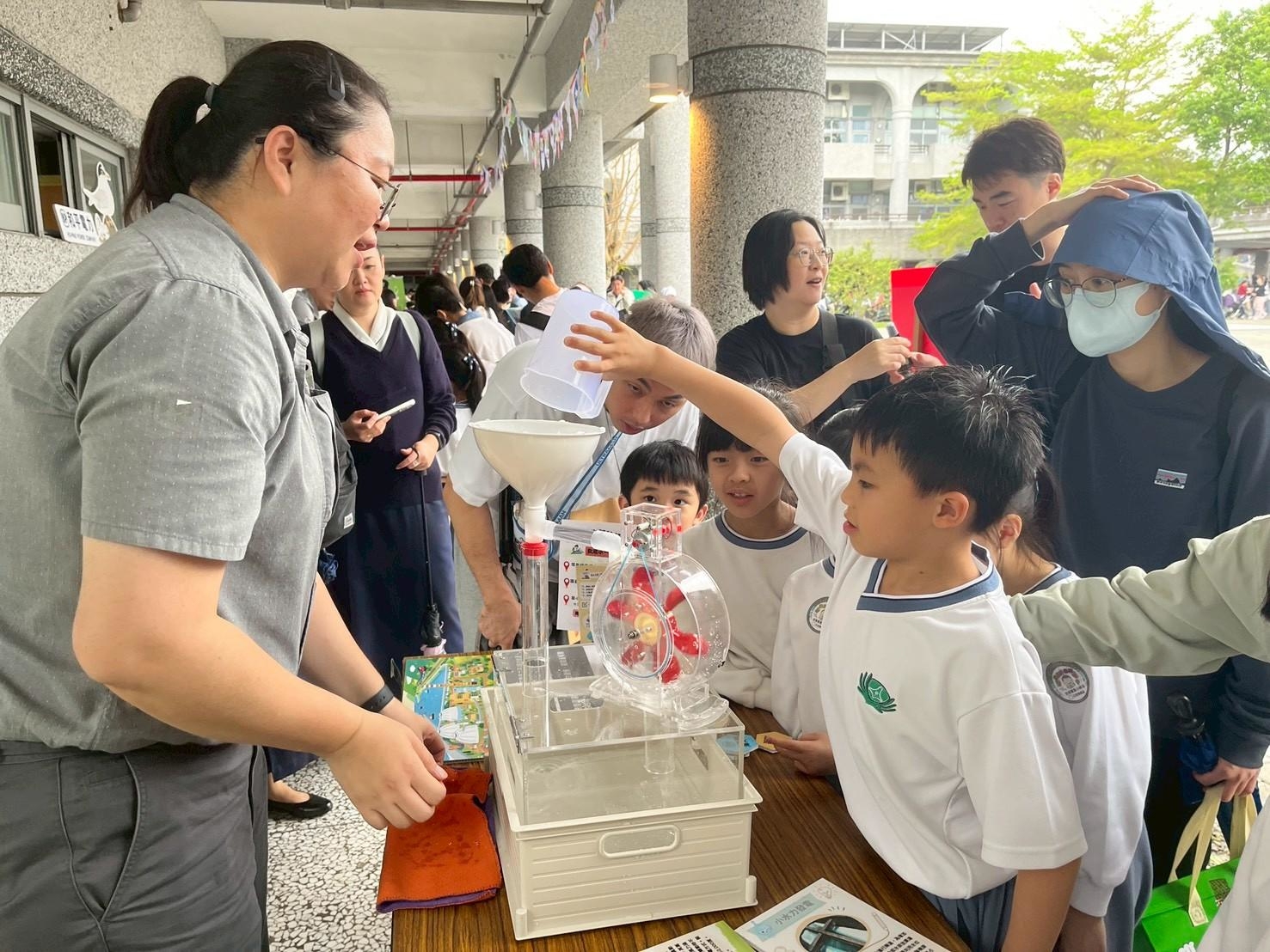 家長陪伴孩子參與SDGs永續闖關活動。