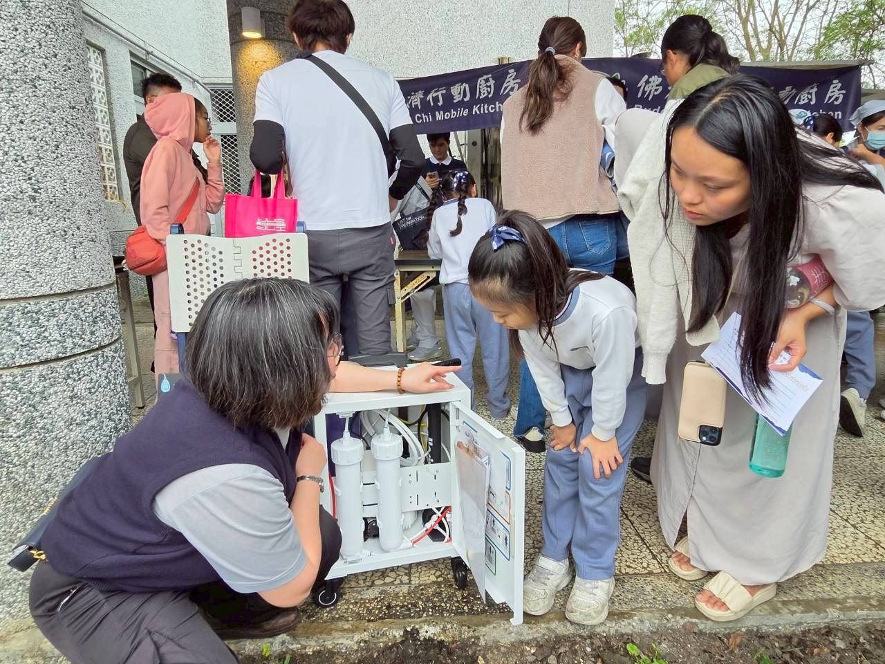 慈悲科技帶來淨水箱讓學生親身體驗災害應變中的人道救援行動。