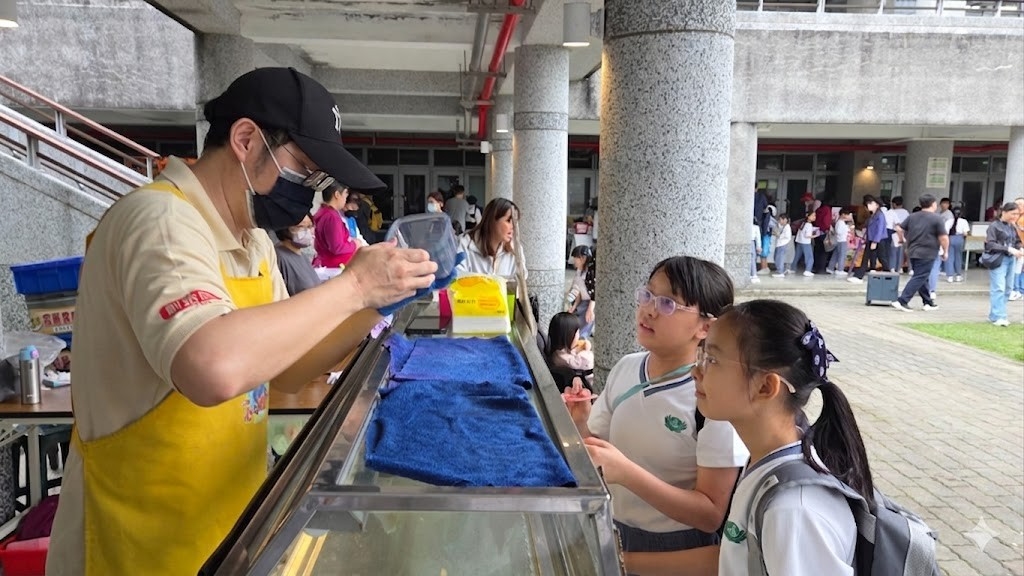 孩子們正專注參與闖關活動。