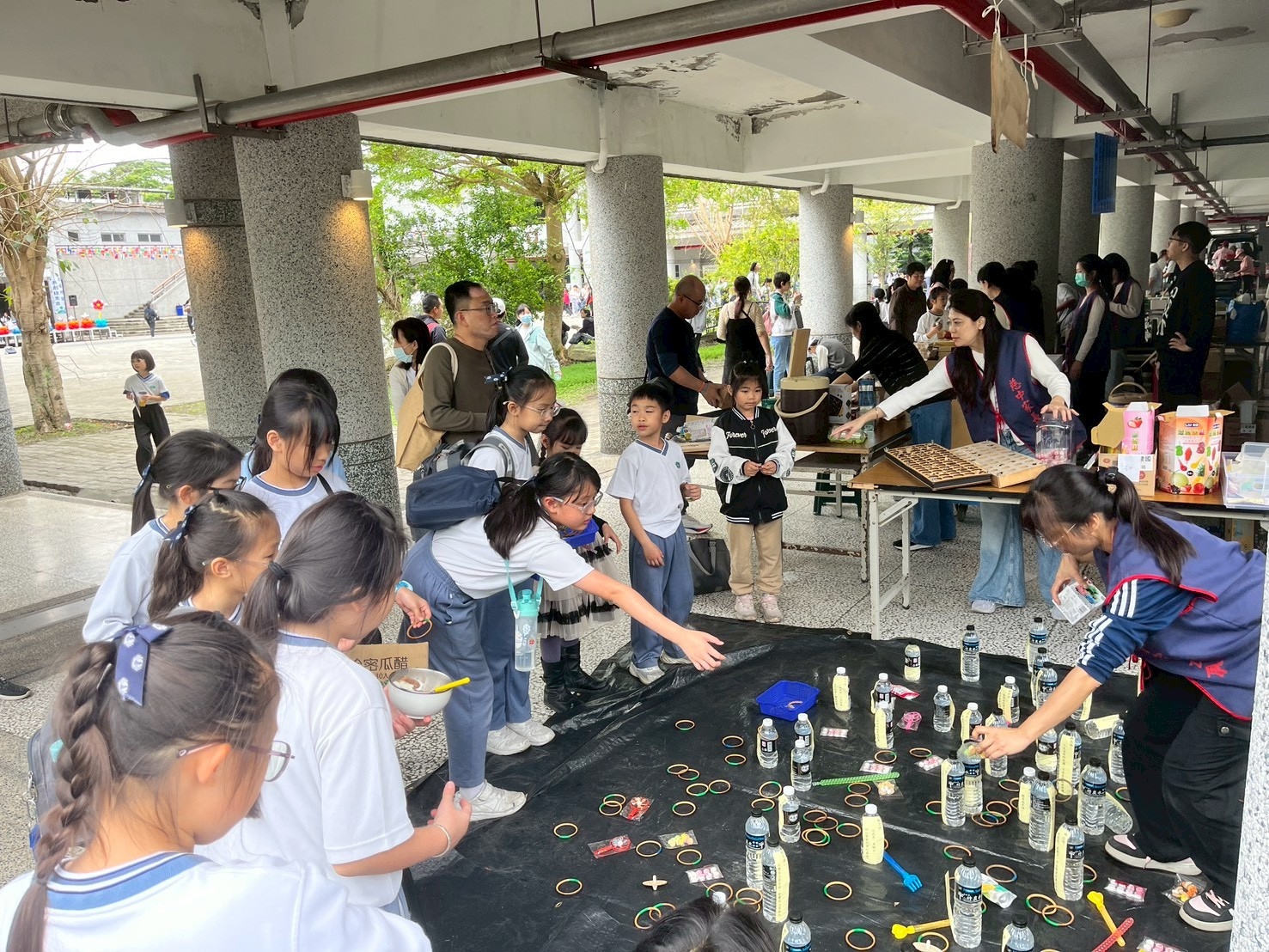 活動當天家長會也設計活動讓學生體驗童玩套圈圈。