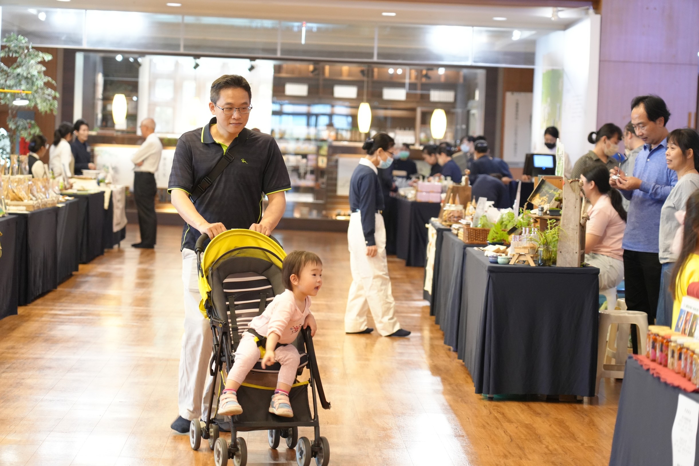 台中靜思堂今天熱鬧滾滾,許多家長帶著小孩來逛市集、看表演,體會蔬食的美好。