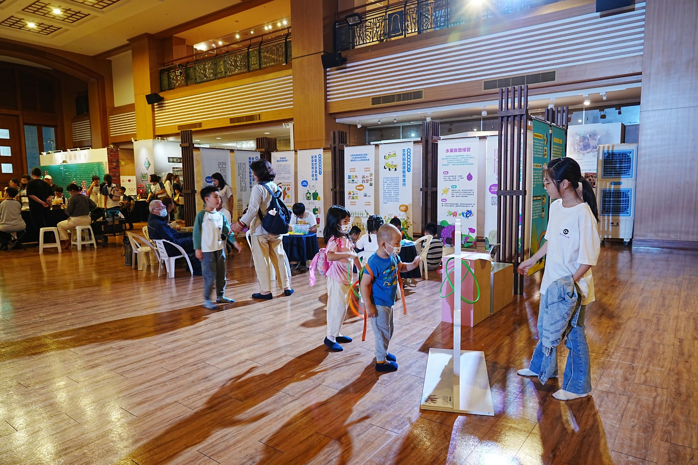 「蔬果系列:食育繪本特展」不只有多組親子互動遊戲,還有豐富的蔬果知識與愛護地球觀念,展期歡迎您走入台中靜思堂體驗。