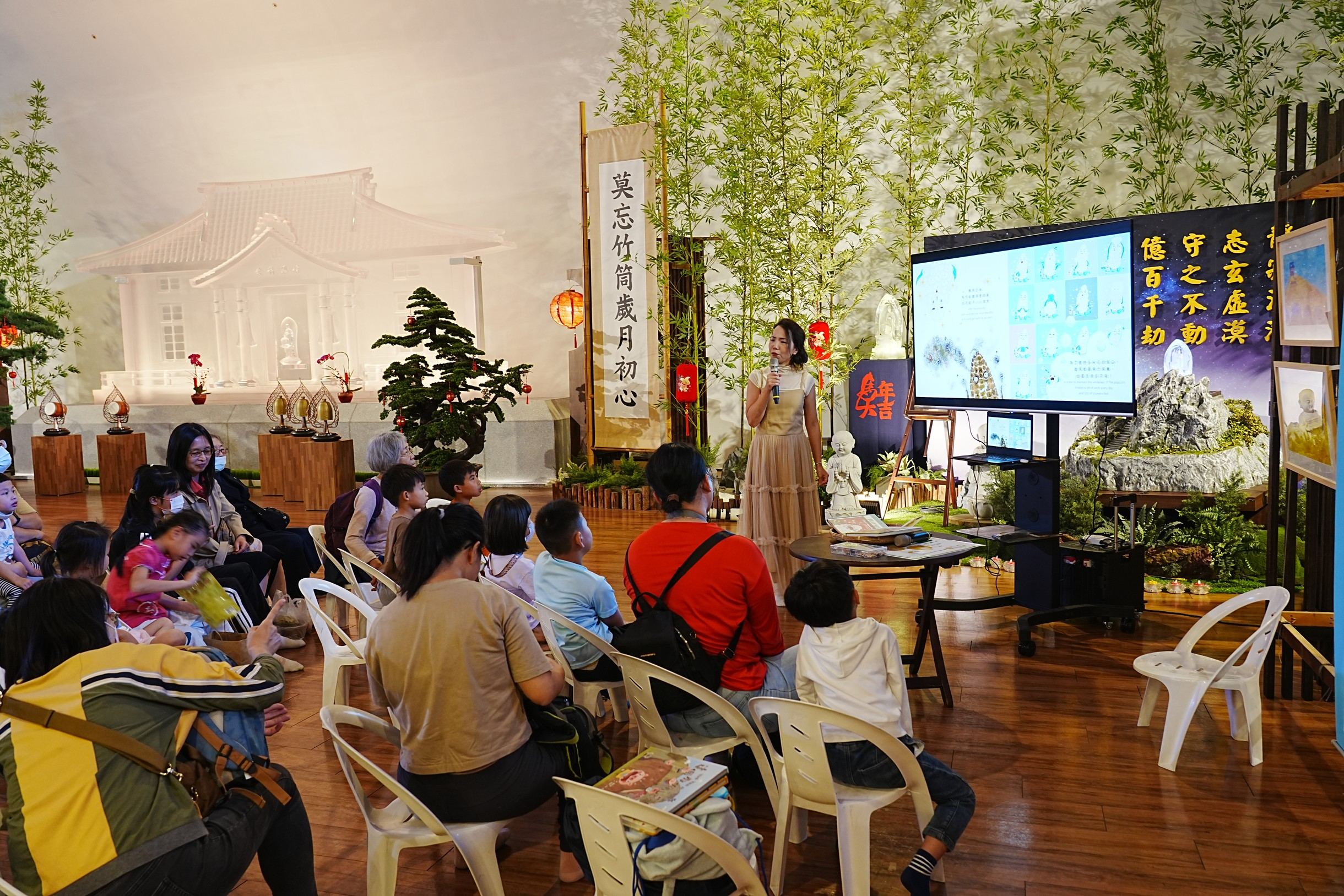 展覽期間,每週末下午都有一場「蔬果系列故事活動」,喜愛親子共讀、遊憩的您一定不能錯過。開幕首場邀請台灣食育協會的琇芸老師,有趣的互動讓孩子玩心大起,也更認識了玉米與山藥的知識。