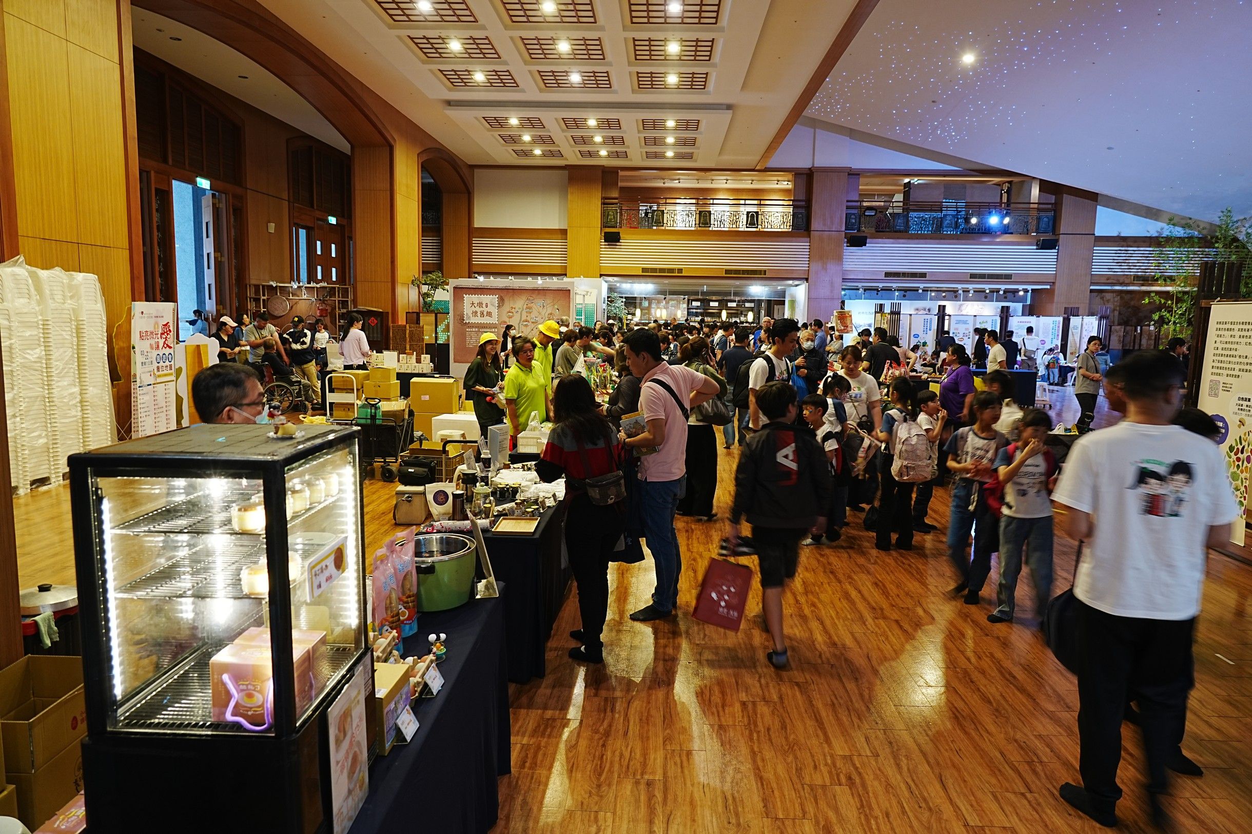 台中靜思堂今天熱鬧滾滾,許多家長帶著小孩來逛市集、看表演,體會蔬食的美好。