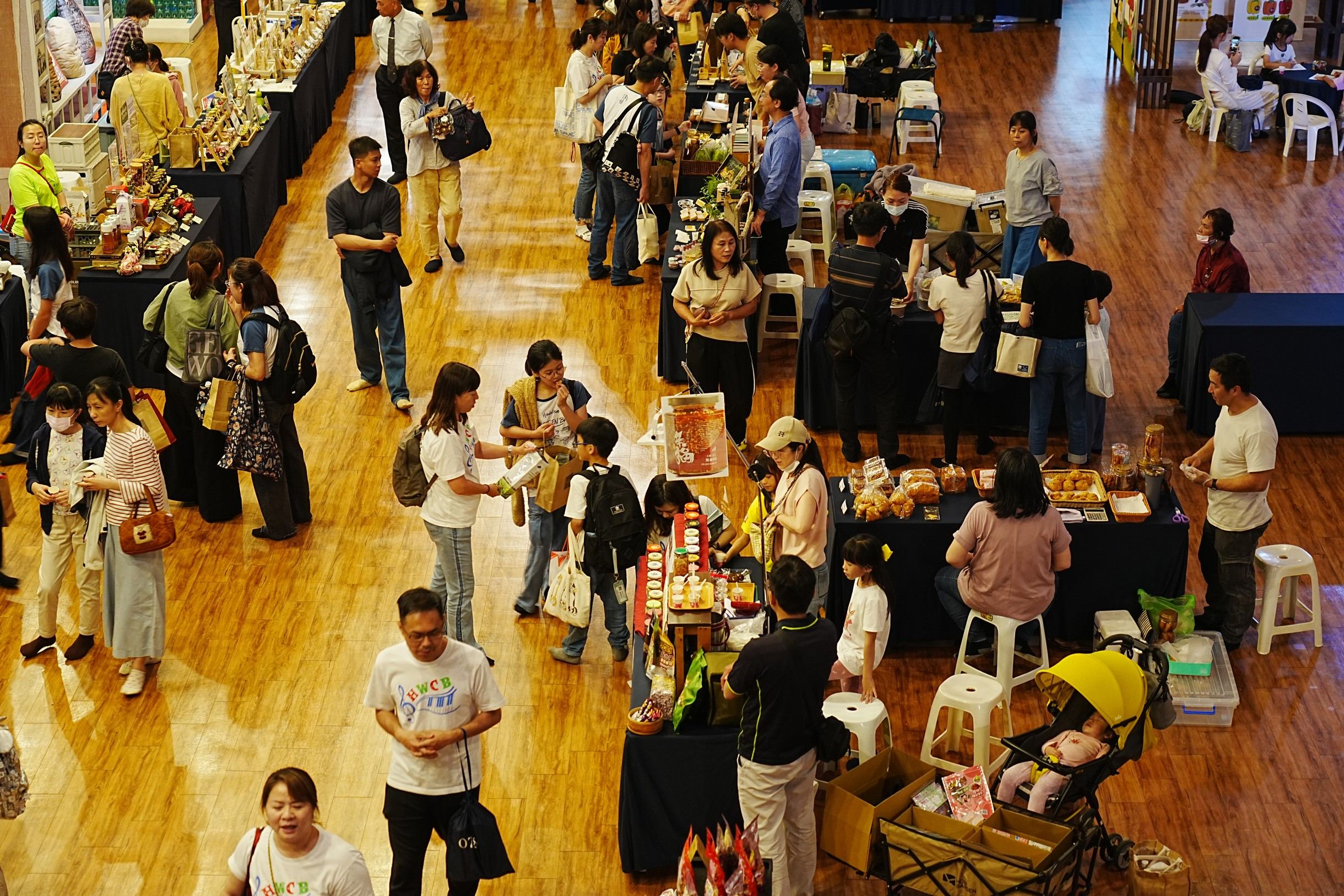 台中靜思堂今天熱鬧滾滾,許多家長帶著小孩來逛市集、看表演,體會蔬食的美好。