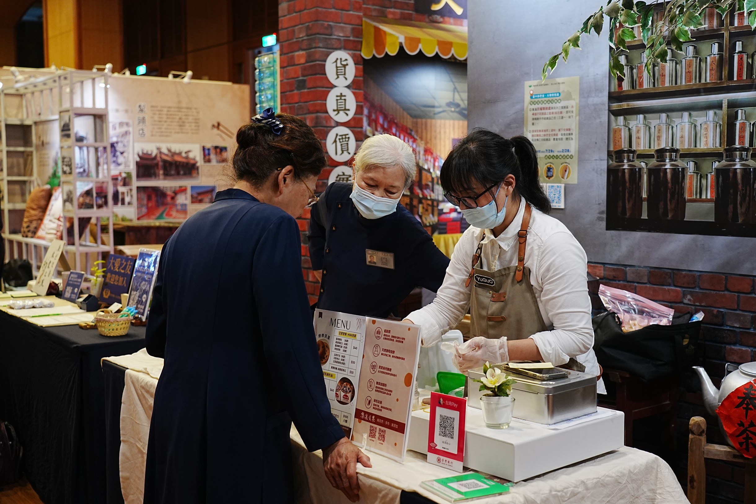 台中靜思堂今天熱鬧滾滾,許多家長帶著小孩來逛市集、看表演,體會蔬食的美好。