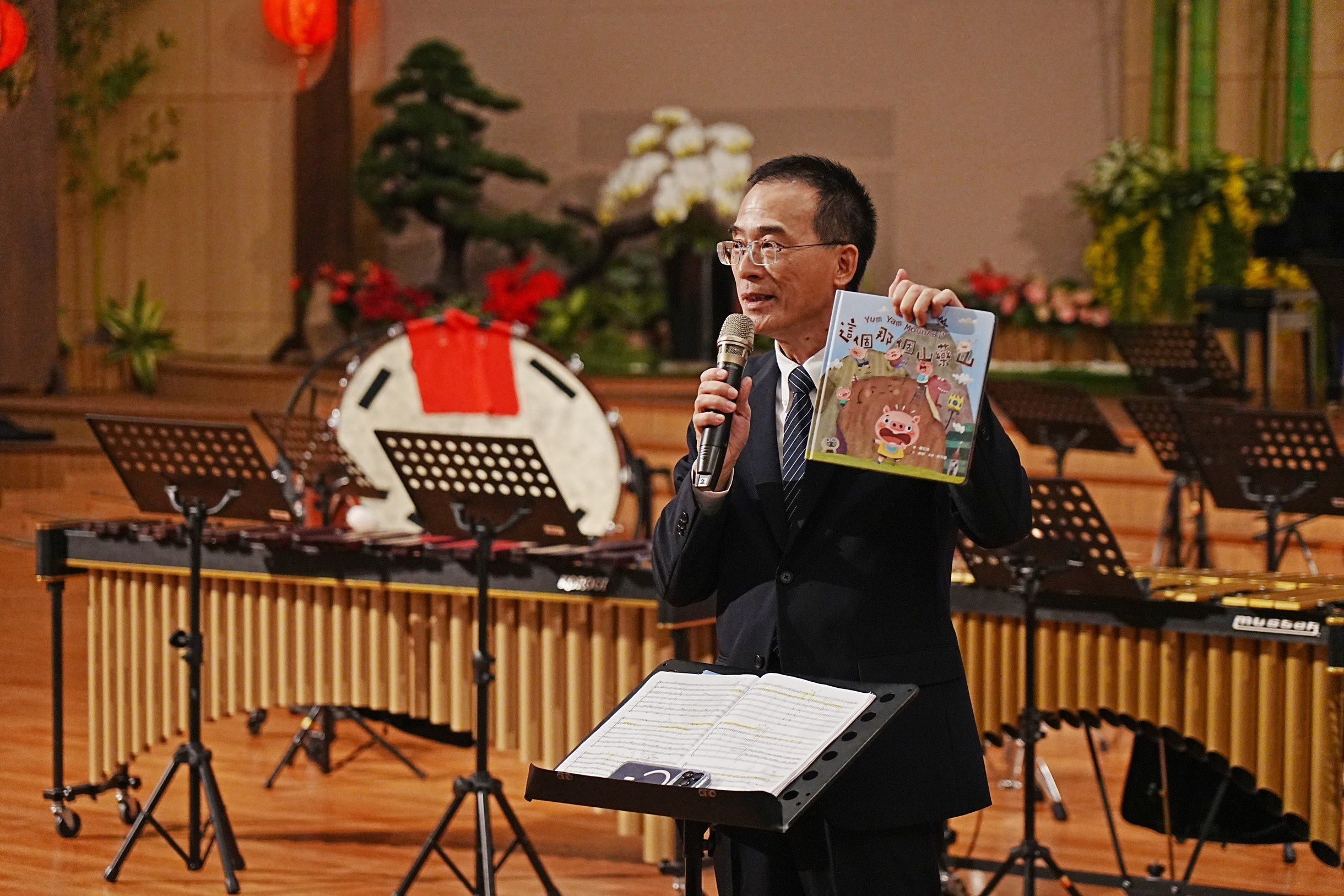 慈濟人文志業品牌長林天來,與眾人介紹人文志業出版的一系列蔬果繪本的好處與重要性。