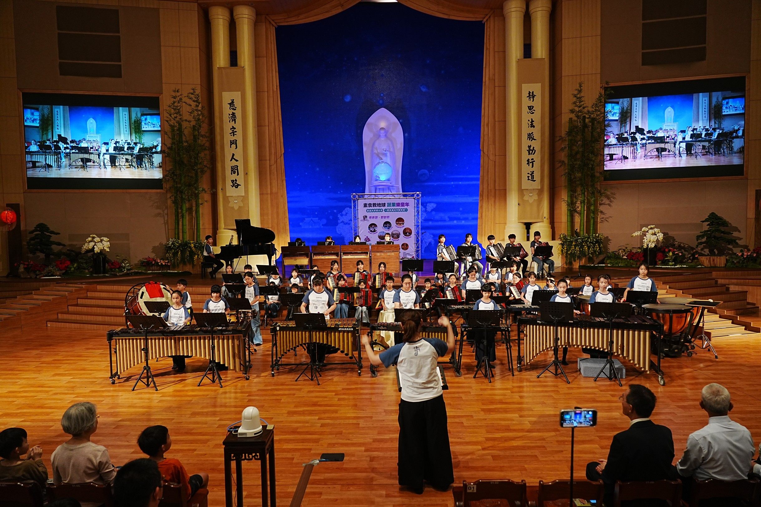 「惠文國小兒童樂隊」的表演者雖然涵蓋低、中、高年級,但默契十足,各種樂器交會出一首首震撼的樂曲。