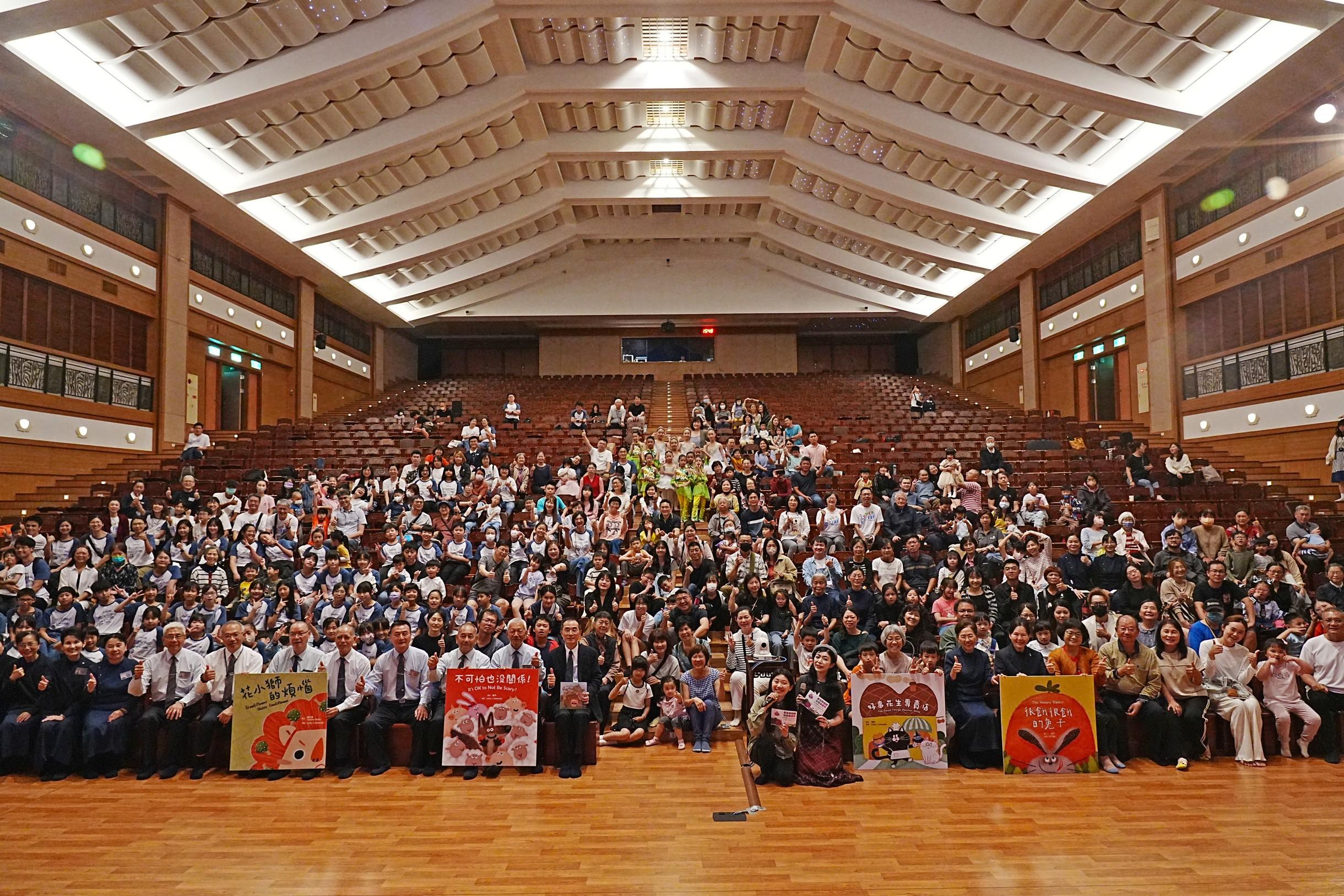 「素食救地球.蔬果樂童年」開幕吸引許多家長帶著孩子來參加,以蔬食、藝文度過愉快週末下午。