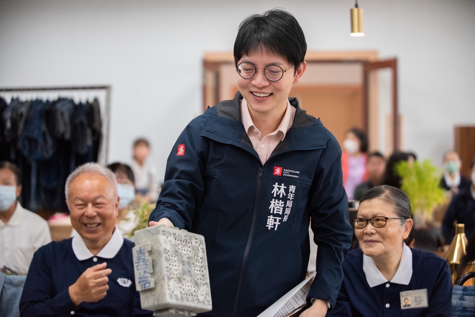 活動緣起於慈濟志工鄭楊慶（左一）與公部門的長期互動。2025年歲末祝福青年場中，他接引青年局局長林楷軒（中）參與，開啟合作契機。