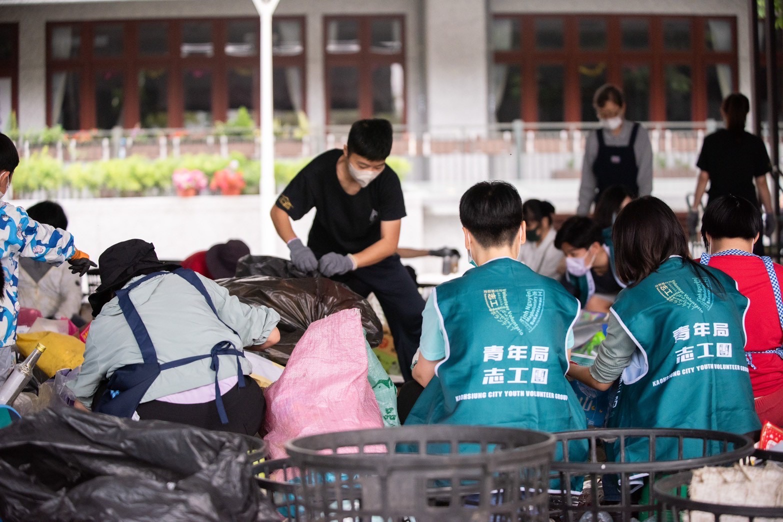 青年局辦公室鄰近鳳山靜思堂，以及「鳳山工坊－丹寧織研所」串聯青年創意與循環經濟場域，使這場環保行動更具在地連結與實踐意義。。