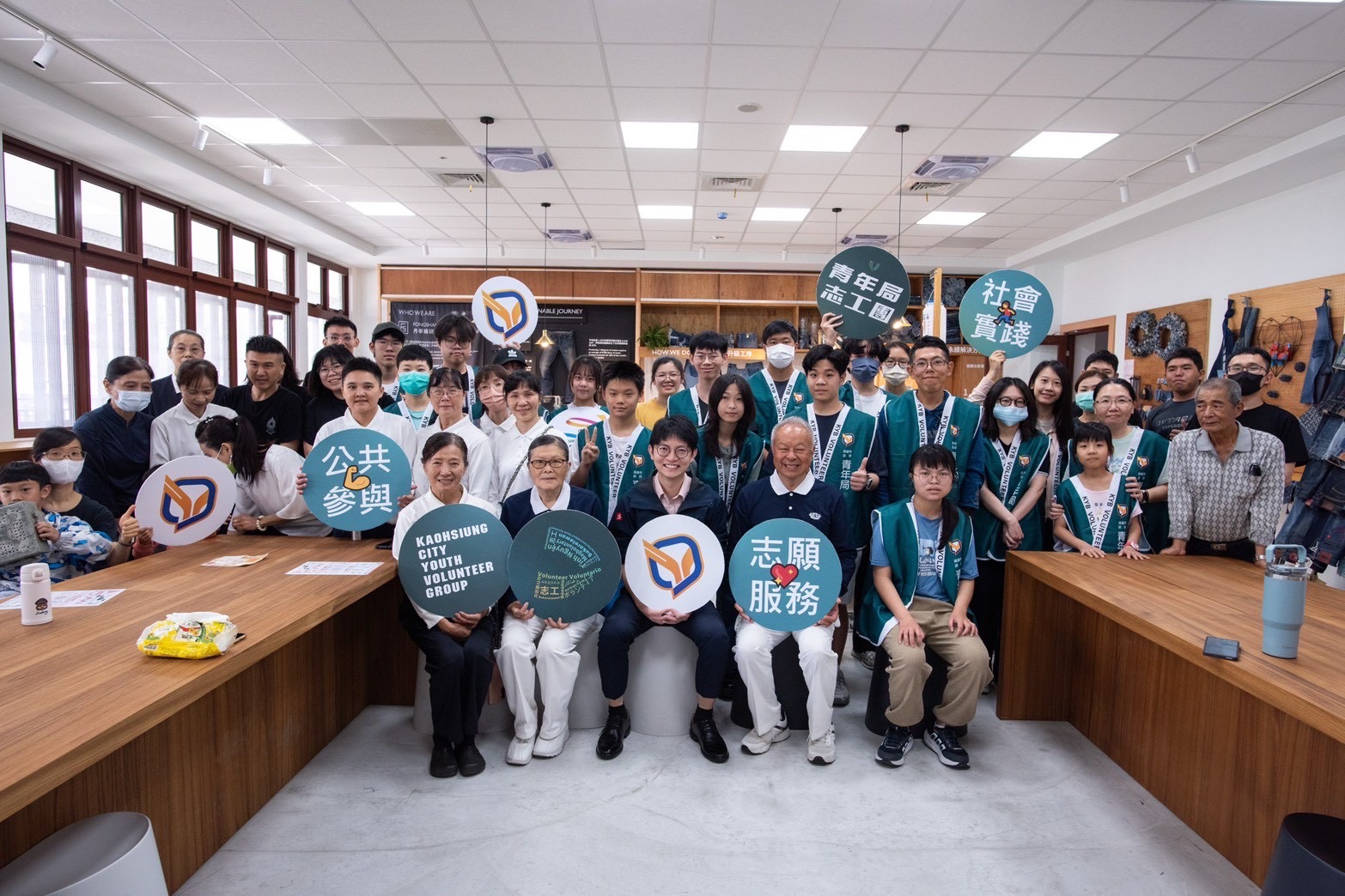 2026年3月28日上午，在青年節前夕，高雄市政府青年局與慈濟基金會攜手合作，於鳳山靜思堂環保站舉辦「青年志工團×慈濟環保日」活動。