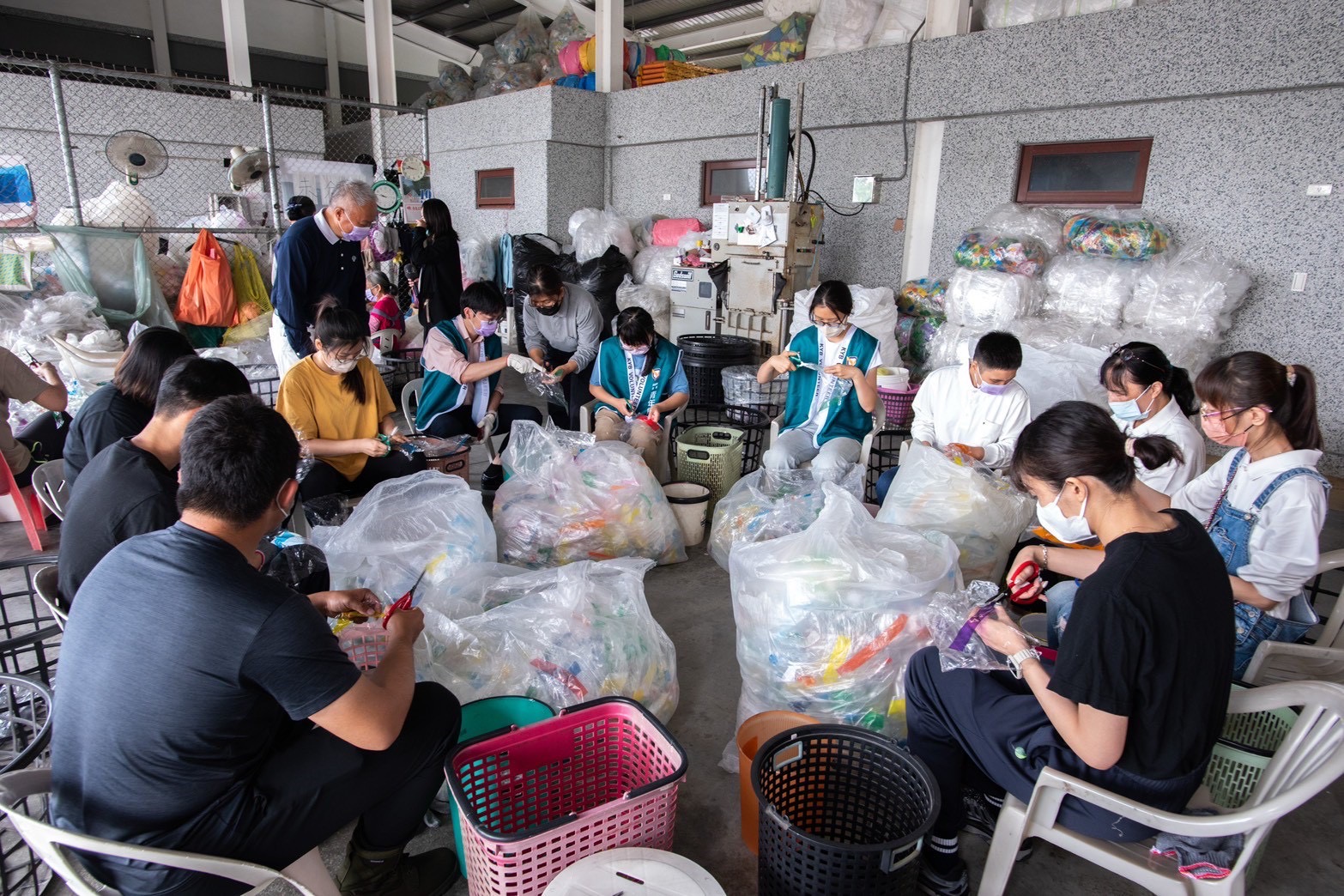 慈濟基金會長期推動環保理念，將環保站打造為社區共善的平台。鳳山靜思堂環保站不只是回收據點，更是環境教育與公民參與的重要場域。