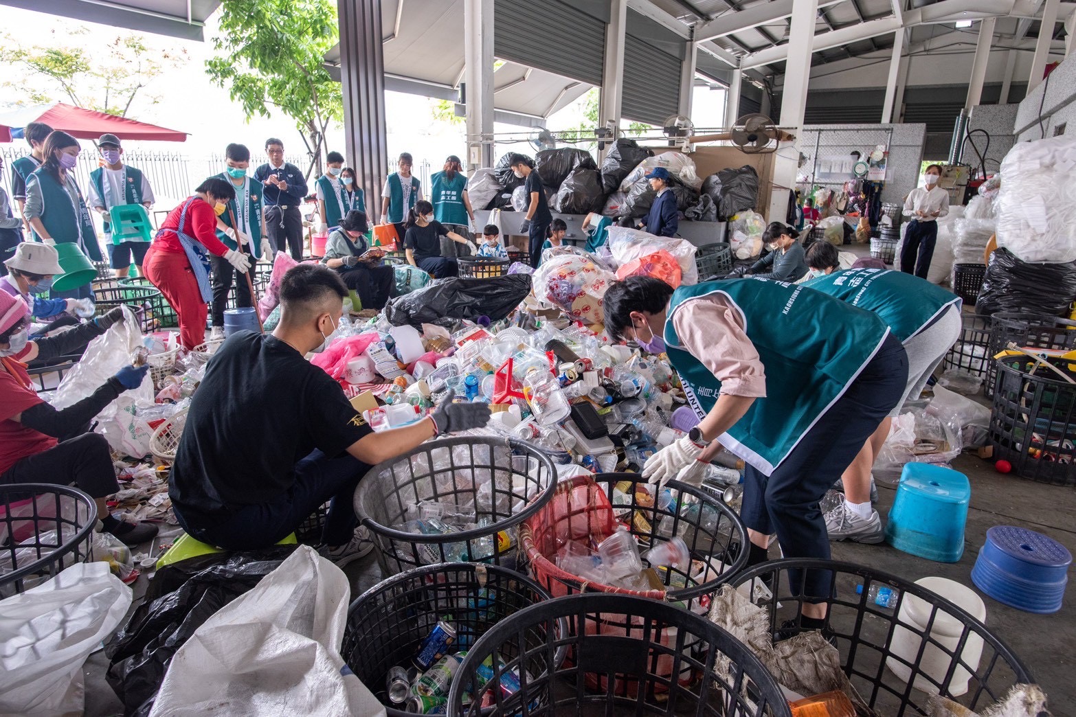 這不僅是一場志工服務，更是一場跨世代的深度交流，透過青年志工與慈濟志工的共同參與，讓抽象的環保議題化為具體行動，展現永續精神。