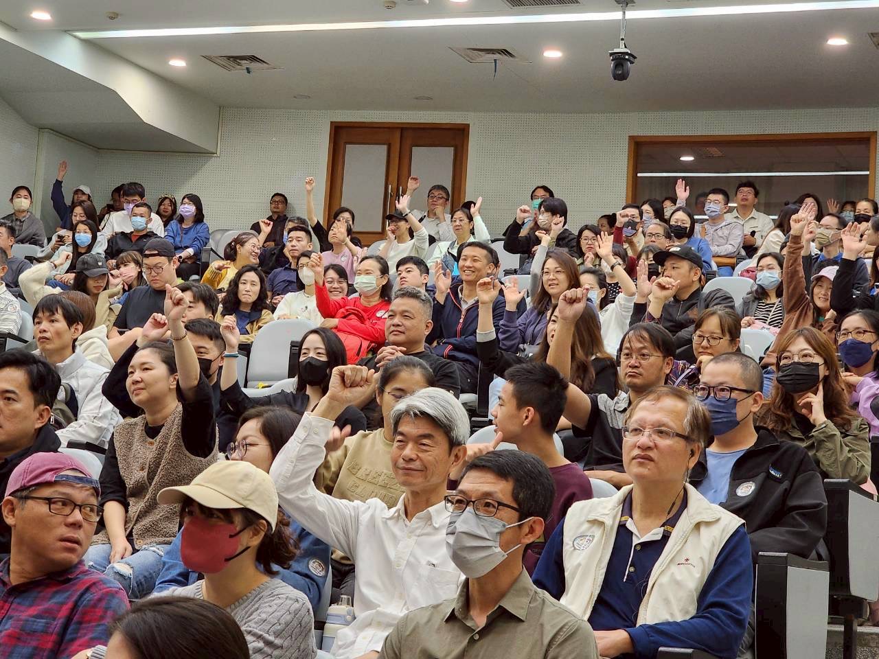 講座後家長回饋熱烈,普遍對SEL理念深感認同,內容實用且深具啟發。許多家長表示,唯有先穩定自己的情緒,才能與孩子進行有效溝通